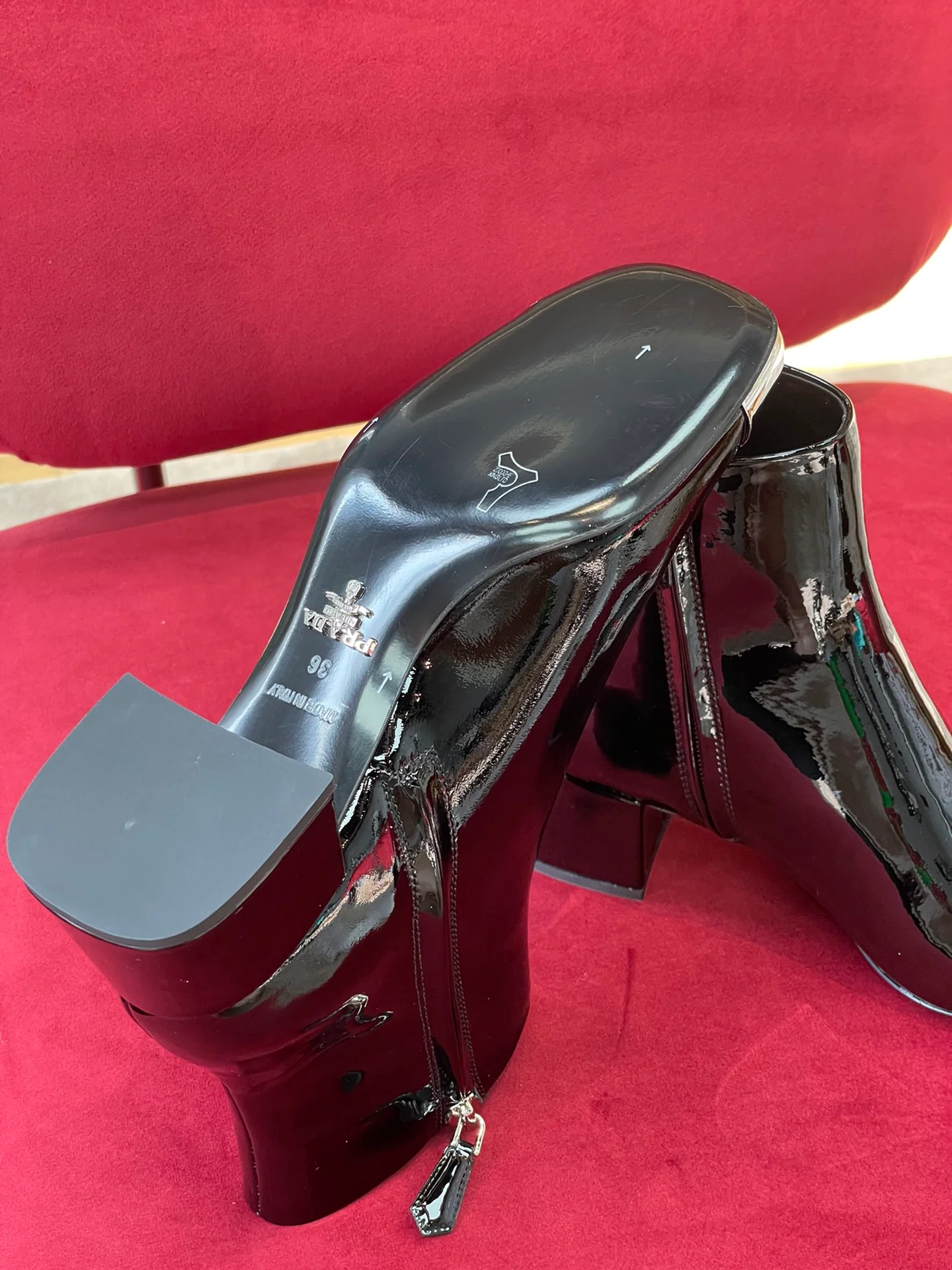 Новинка сезона осень/зима 2022 от Prada — металлические ботильоны с закругленным носком.