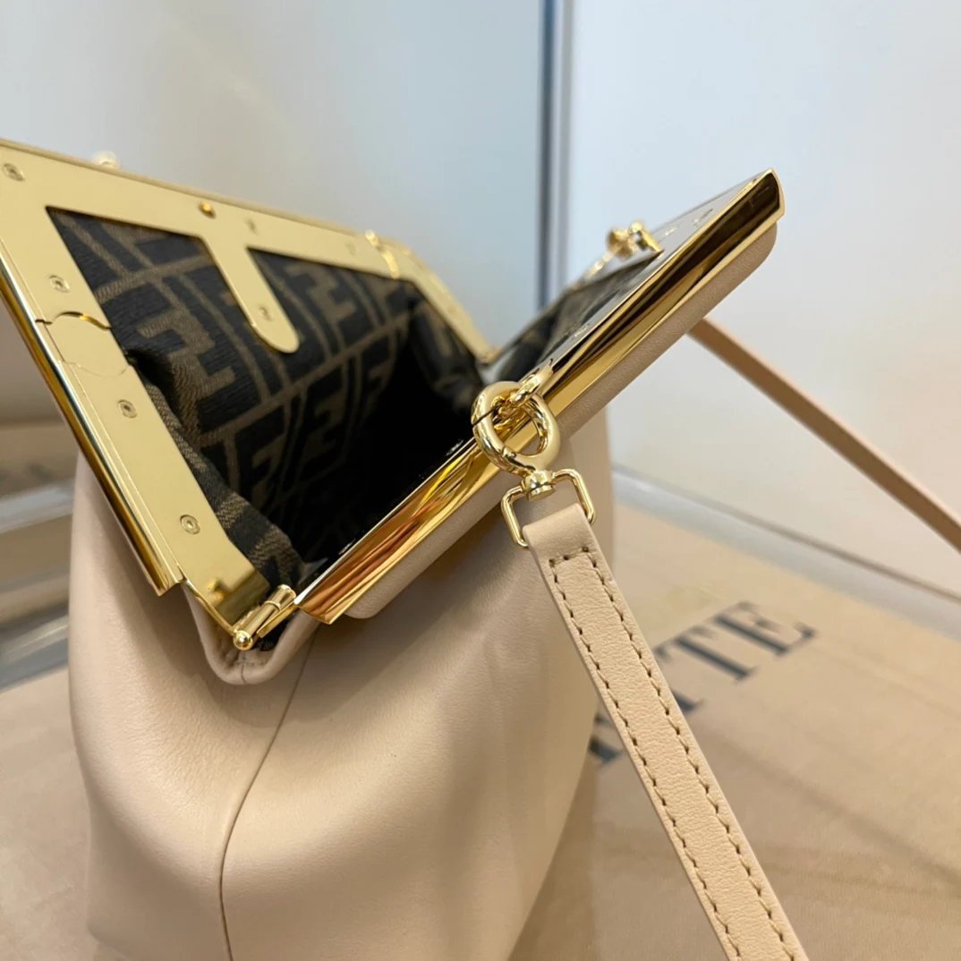 Fendi - первая розовая кожаная сумка