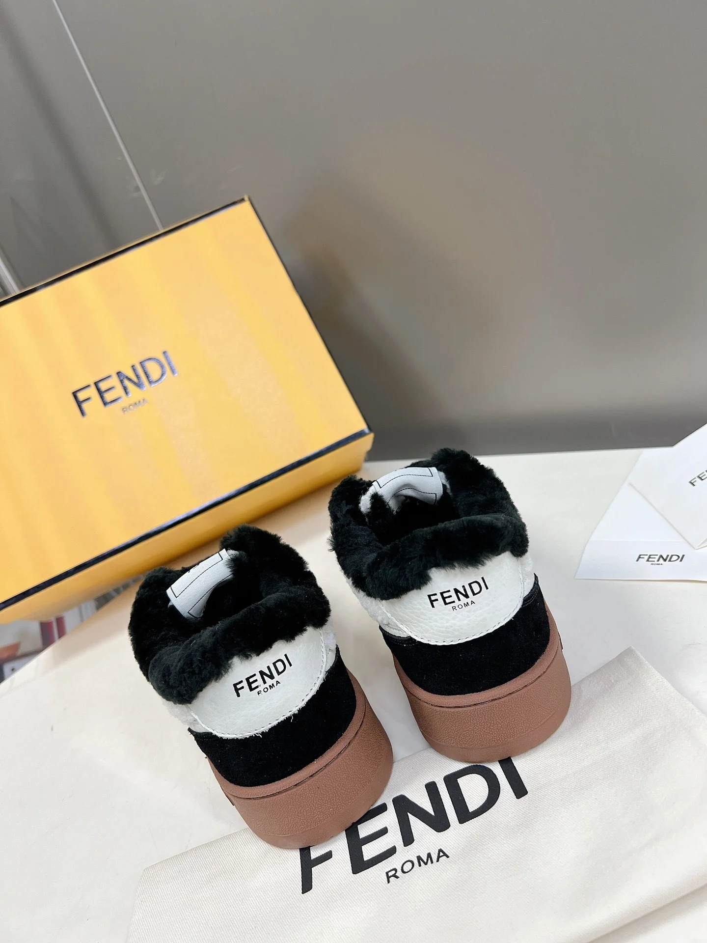 Кроссовки Fendi 22ss из овечьей шерсти, повседневные, черные.