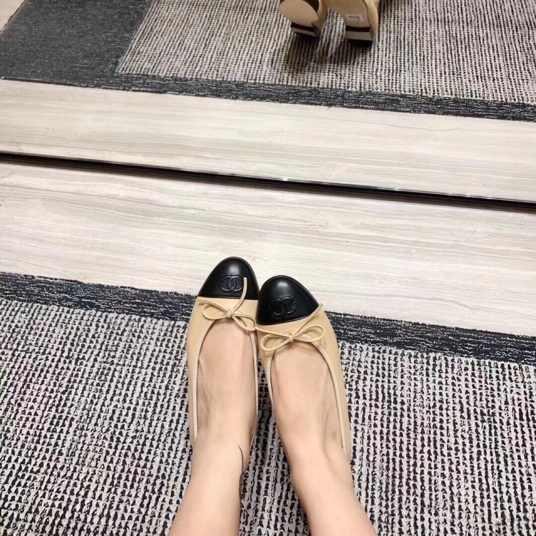 Chanel - Кожаные балетки абрикосового цвета