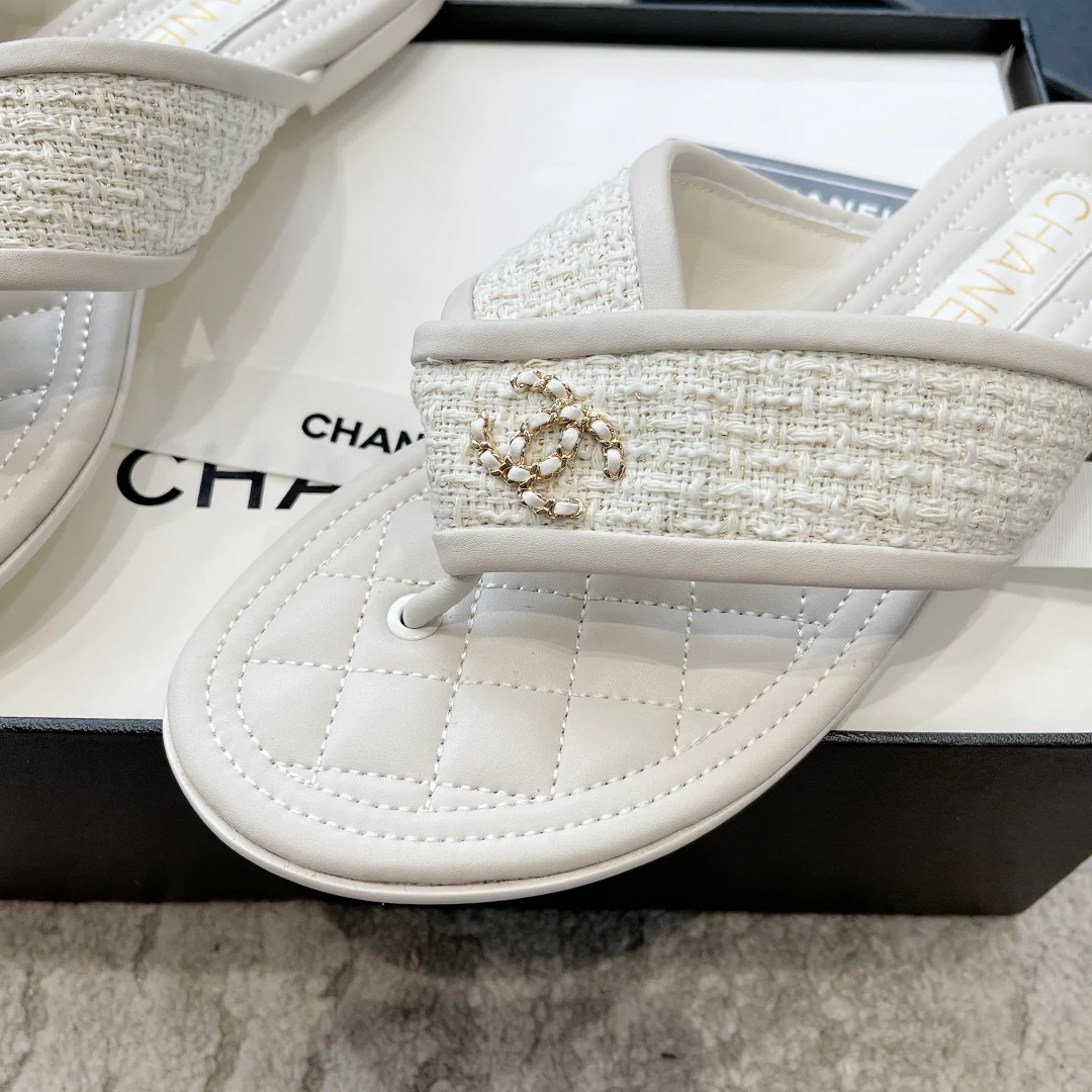 Новинка сезона весна/лето 2023 от Chanel - шерстяные тапочки с вышитым ромбовидным узором - белые.