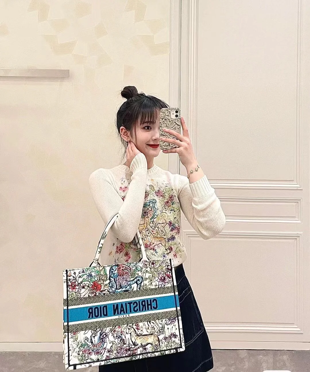 Сумка-тоут Dior Book, средний размер 36,5 см, белый цветочный узор.