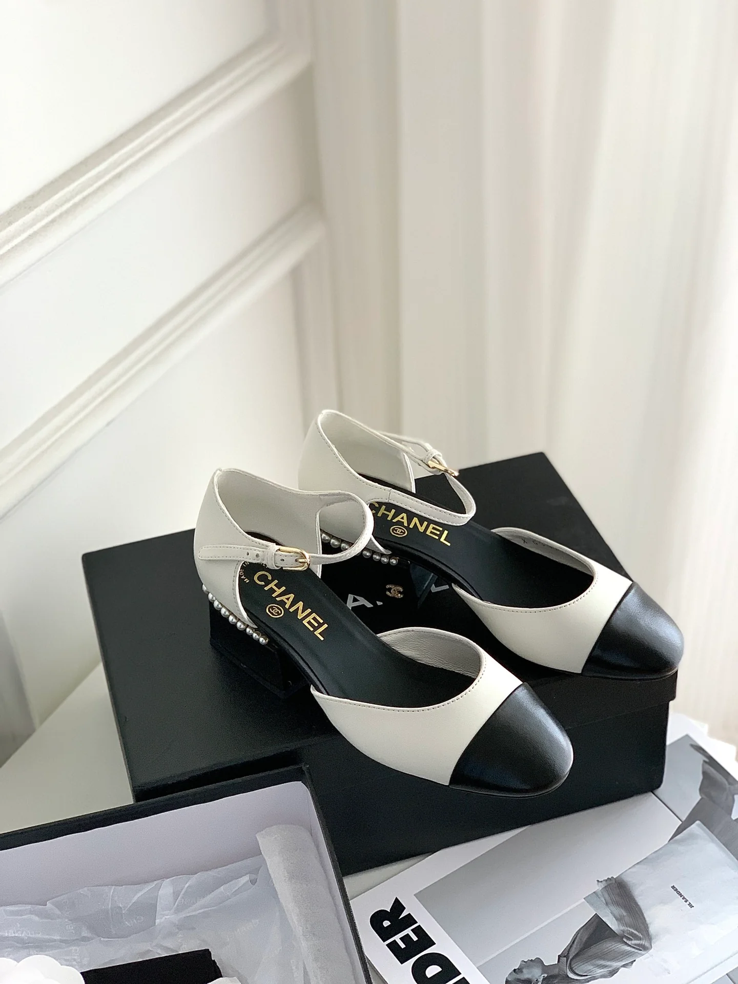 Туфли-лодочки Мэри Джейн с подиума Chanel 2022 года на низком каблуке - 4-5 см - белые