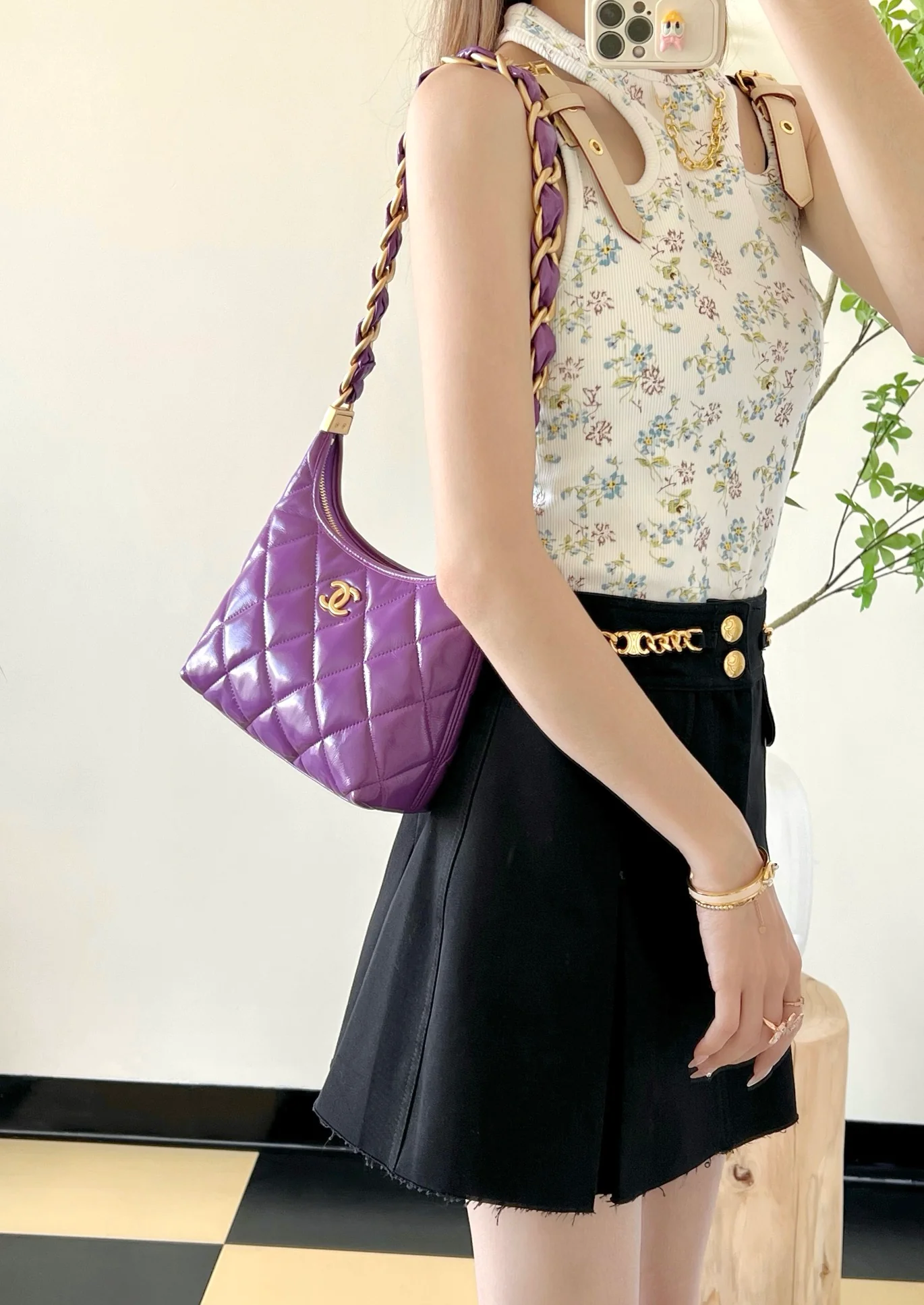 Сумка Chanel 24a Métiers d'Art из глянцевой овечьей кожи, маленькая, фиолетовая.