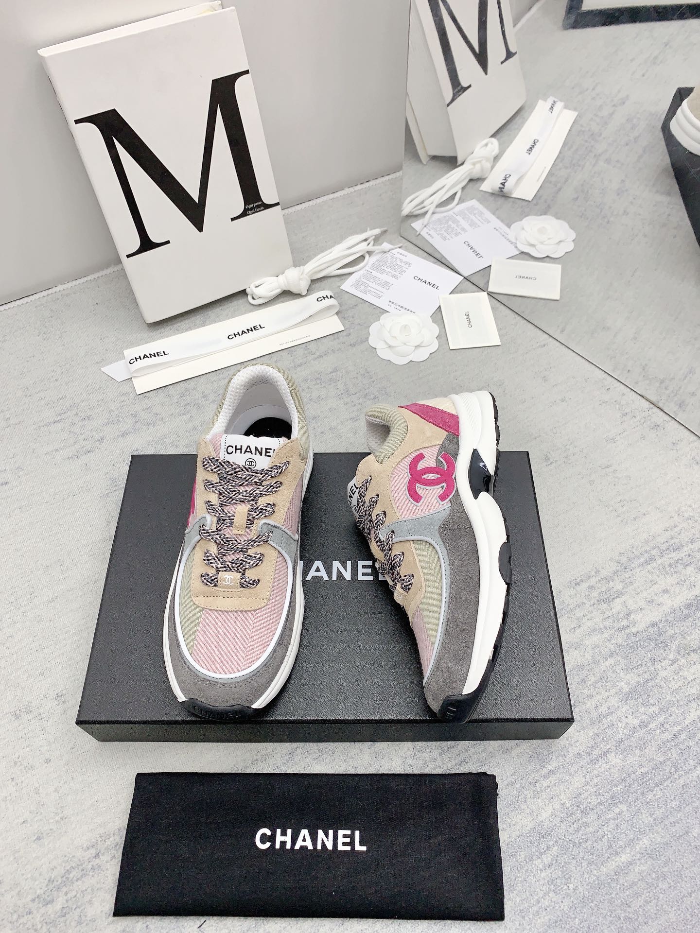 Chanel - Твидовые кроссовки в стиле пэчворк - Повседневные кроссовки - Розовато-серый