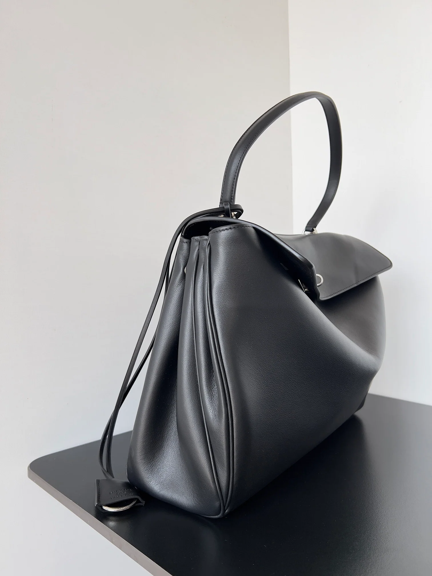 Сумка Balenciaga Rodeo - длина 39,8 см - черная с серебристой фурнитурой.