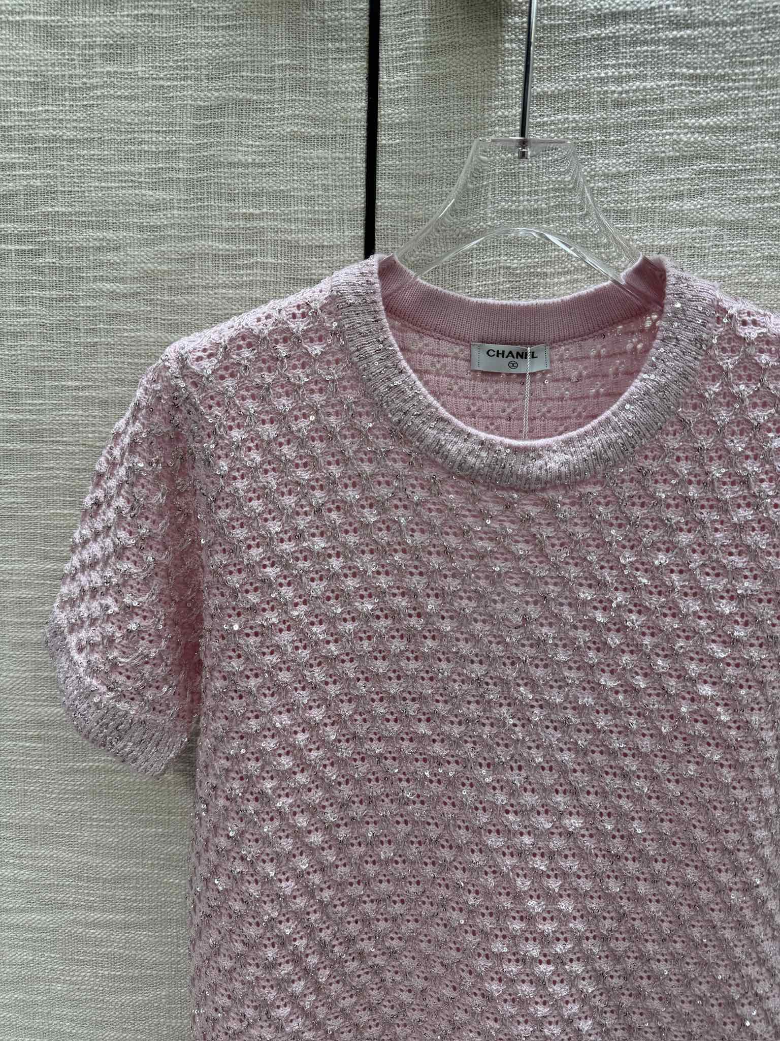 Футболка Chanel 2403 из трикотажа с коротким рукавом, черная и серебристая, с пайетками, розовая.