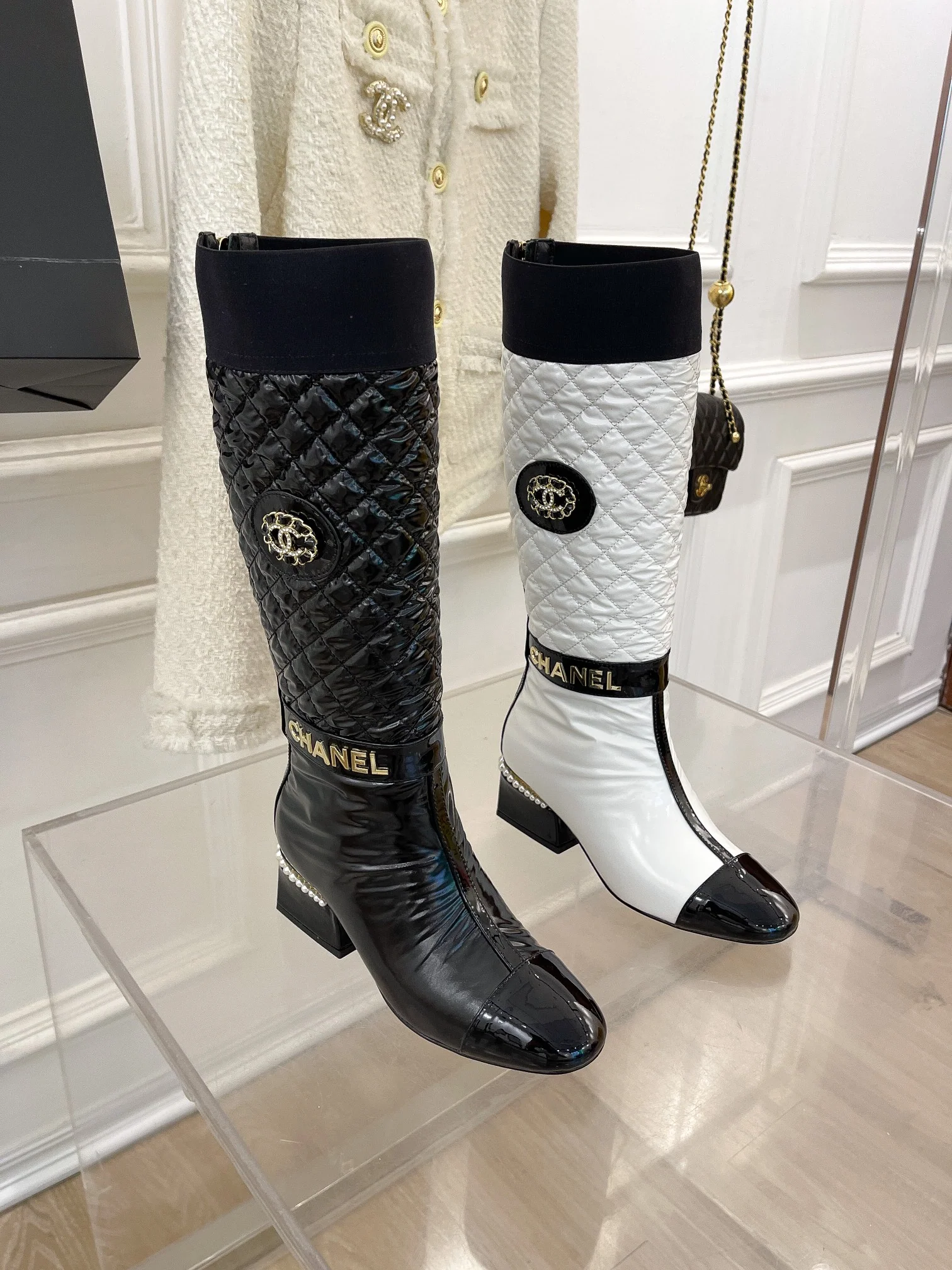 Новинка сезона осень/зима 2022 от Chanel — клетчатые высокие сапоги.