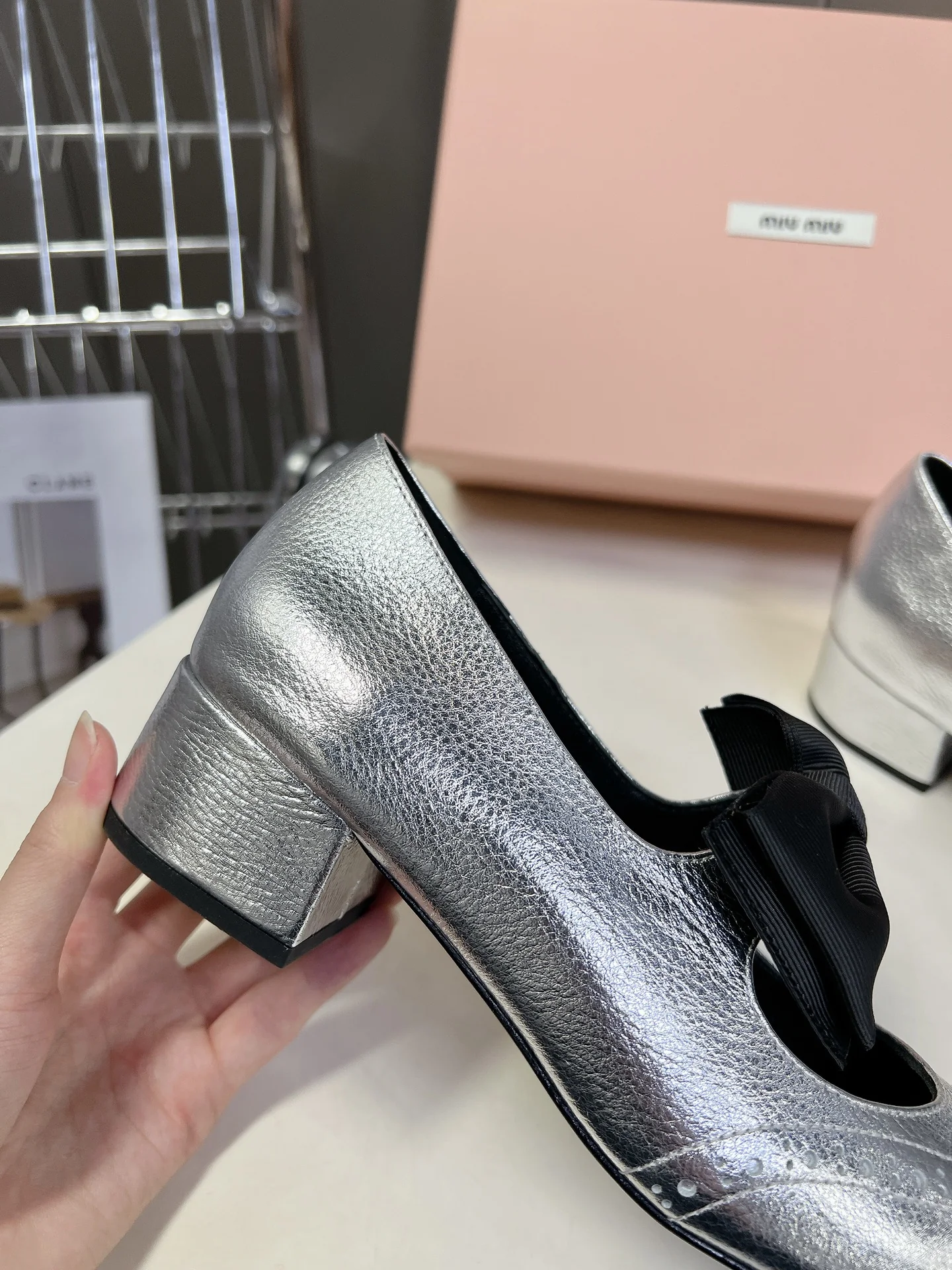 Miu Miu - Классические туфли Мэри Джейн с бантом - Серебристые