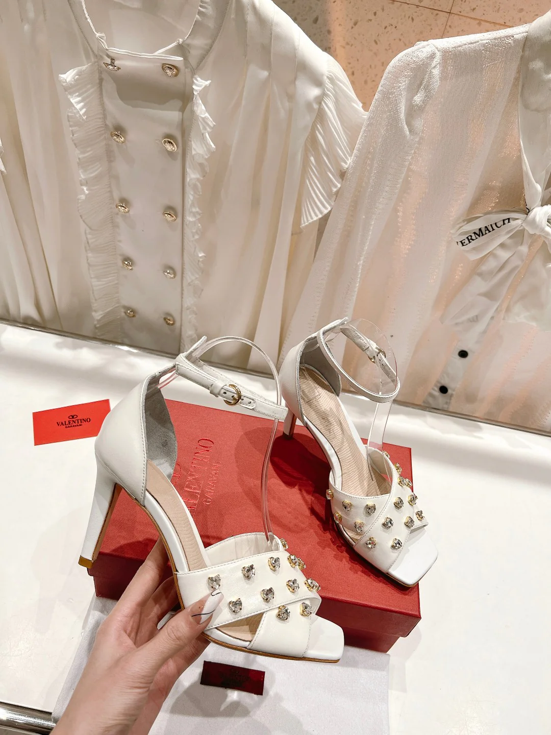 Новинка сезона весна/лето 2023 от Valentino - Босоножки на высоком каблуке со стразами - 7-5 см - Белые