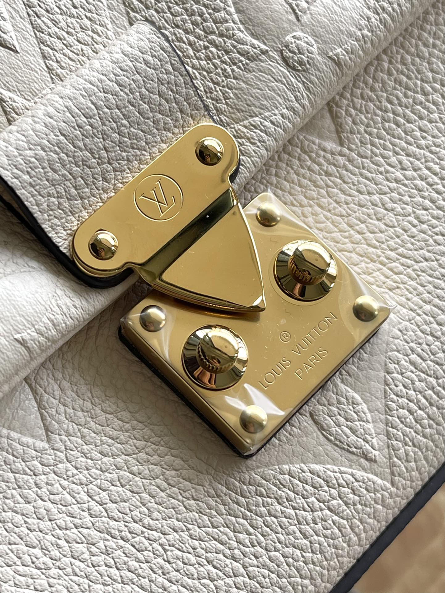 m46008-LV-madeleine-bb-handbag/crossbody bag-white