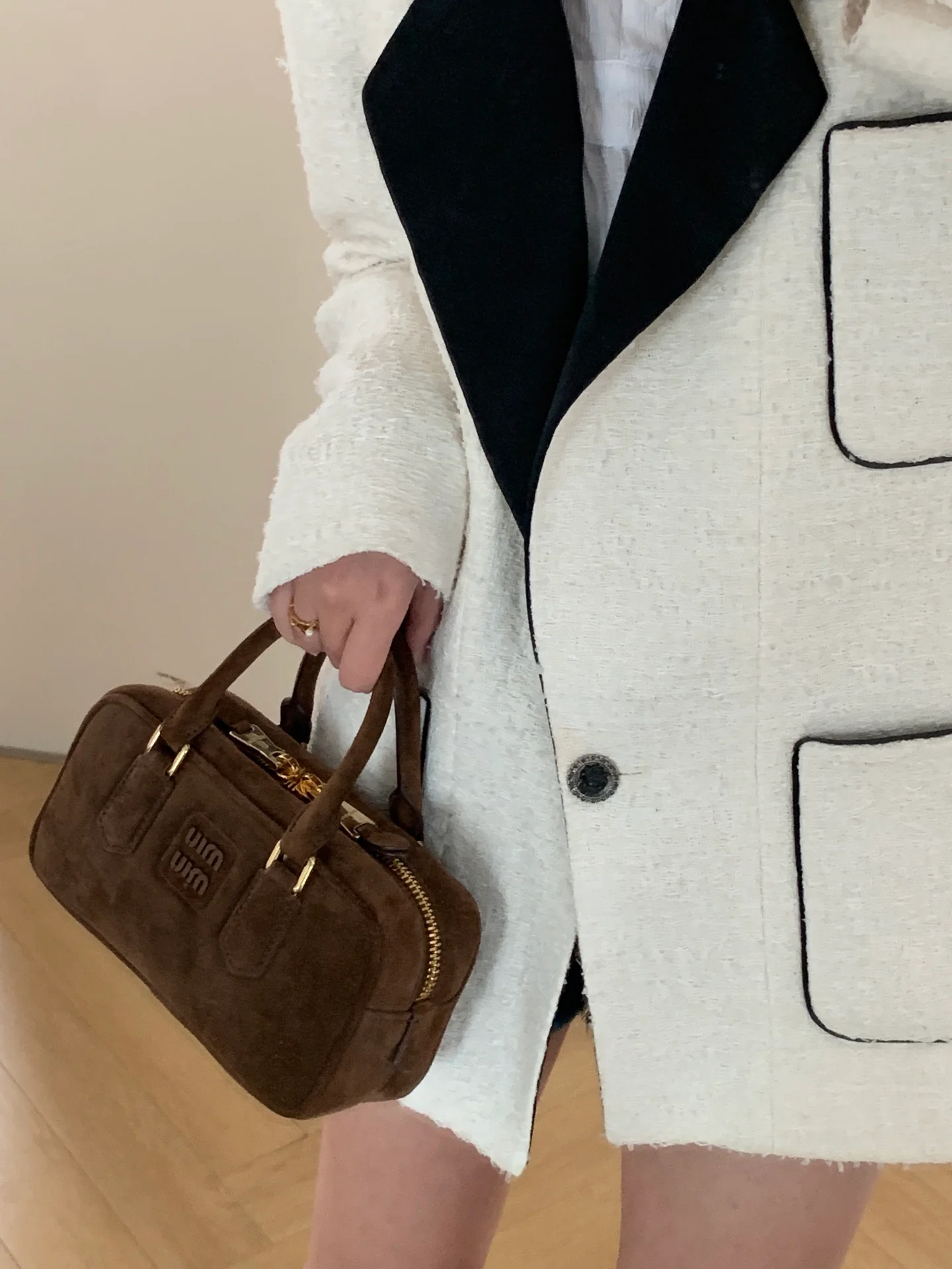 Сумка-боулинг Miu Miu из замши, маленькая, коричневая, излучает роскошь при ношении.