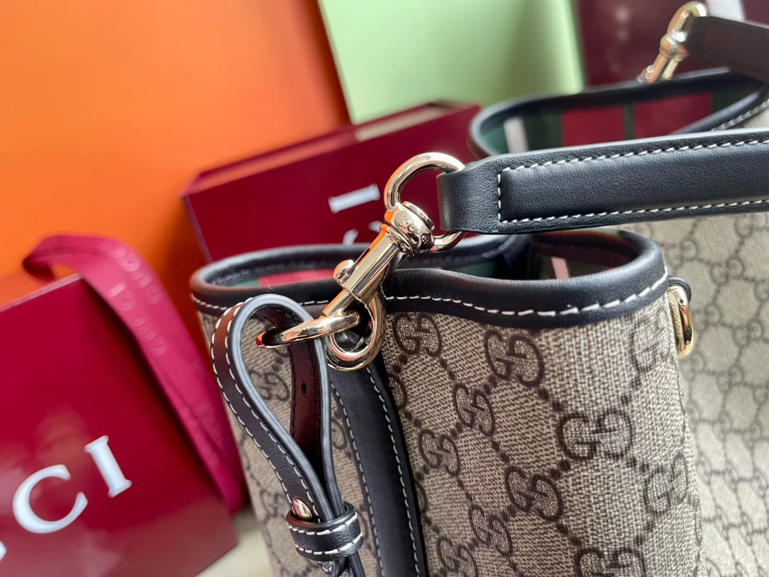 Маленькая сумка через плечо Gucci 2025 с отделкой из черной кожи - коричневая