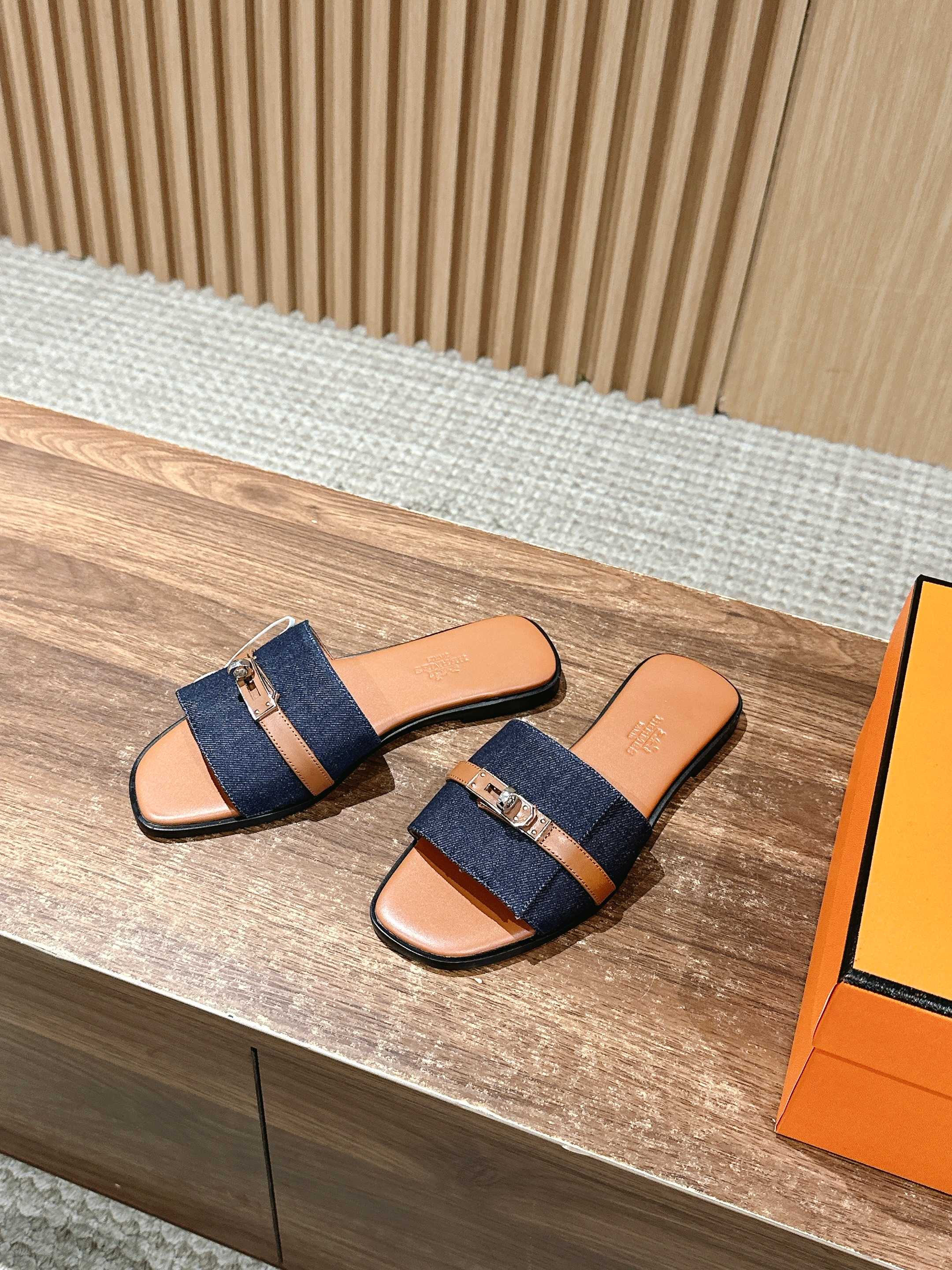 Сандалии Hermes Kelly с пряжкой, коричневые.