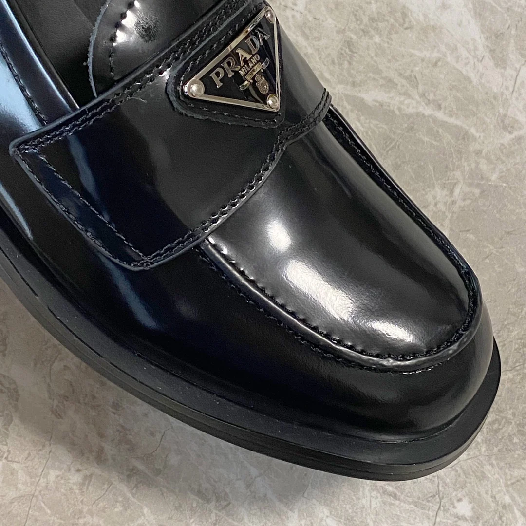 Обувь Prada - Prada - классический треугольный логотип - лоферы с квадратным носком - черные