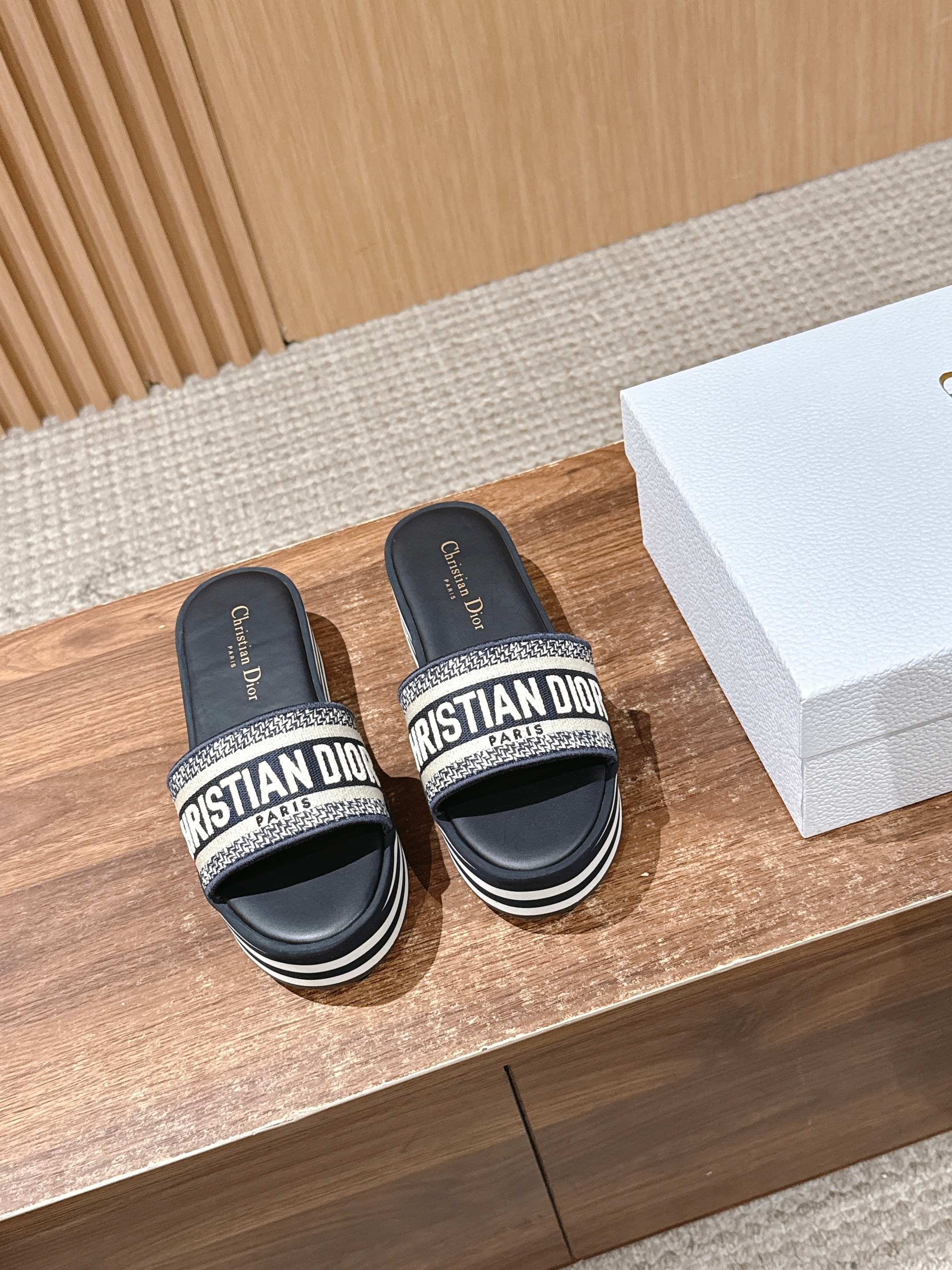 Новинка лета 2025 от Dior - Сандалии на платформе - Черные