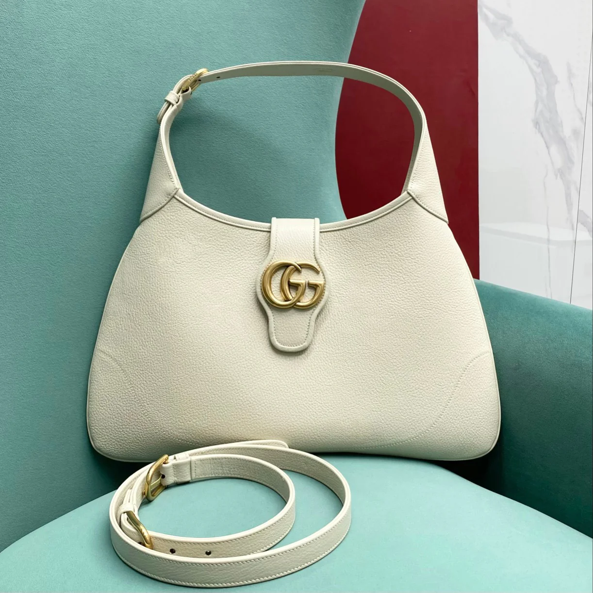 Весенняя коллекция Gucci 2023 — сумка через плечо ?Полумесяц? — белая.