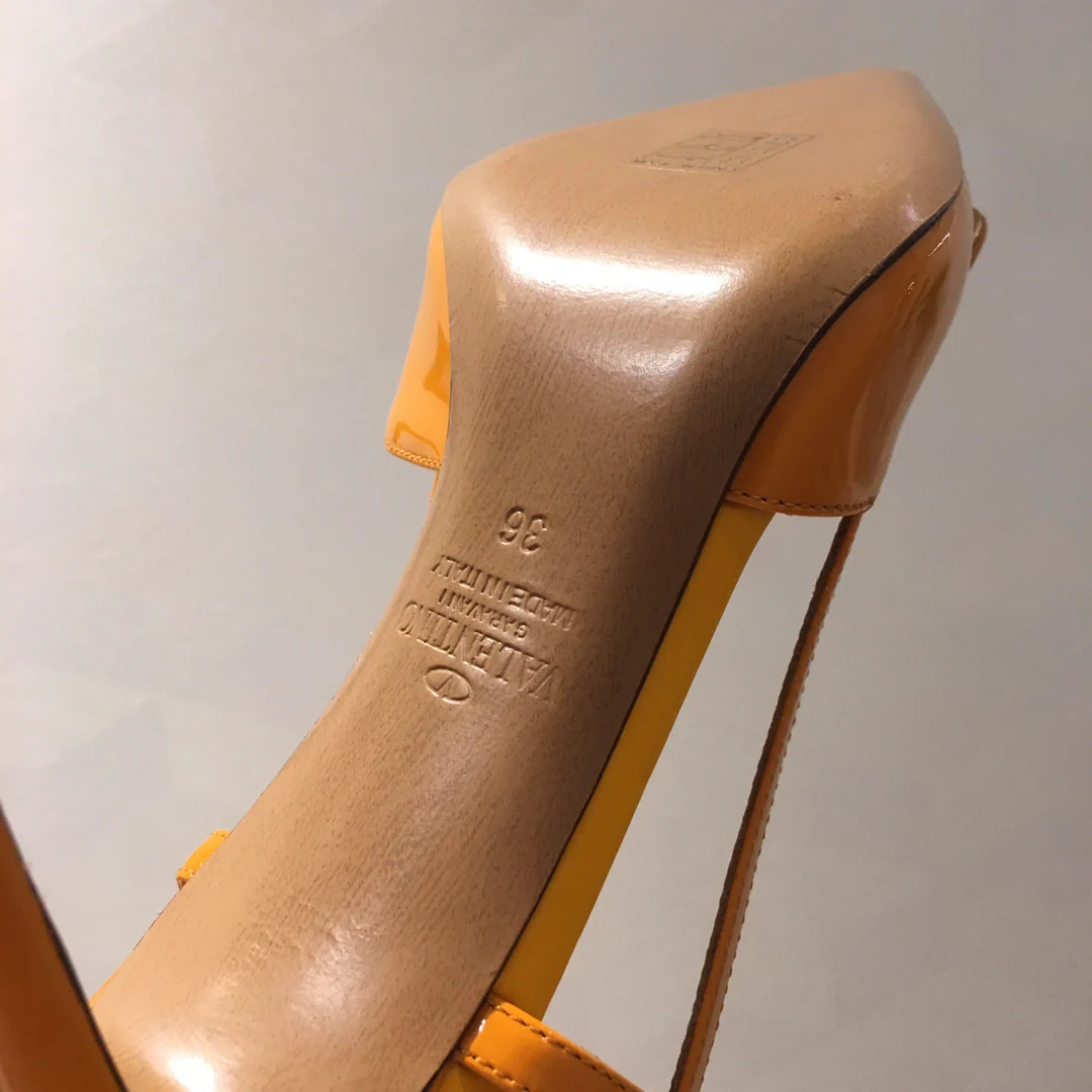 Лакированные сандалии Valentino с острым носком, оранжевые.