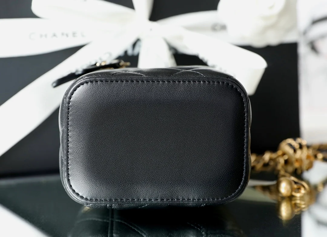 Chanel - Сумочка для помады 