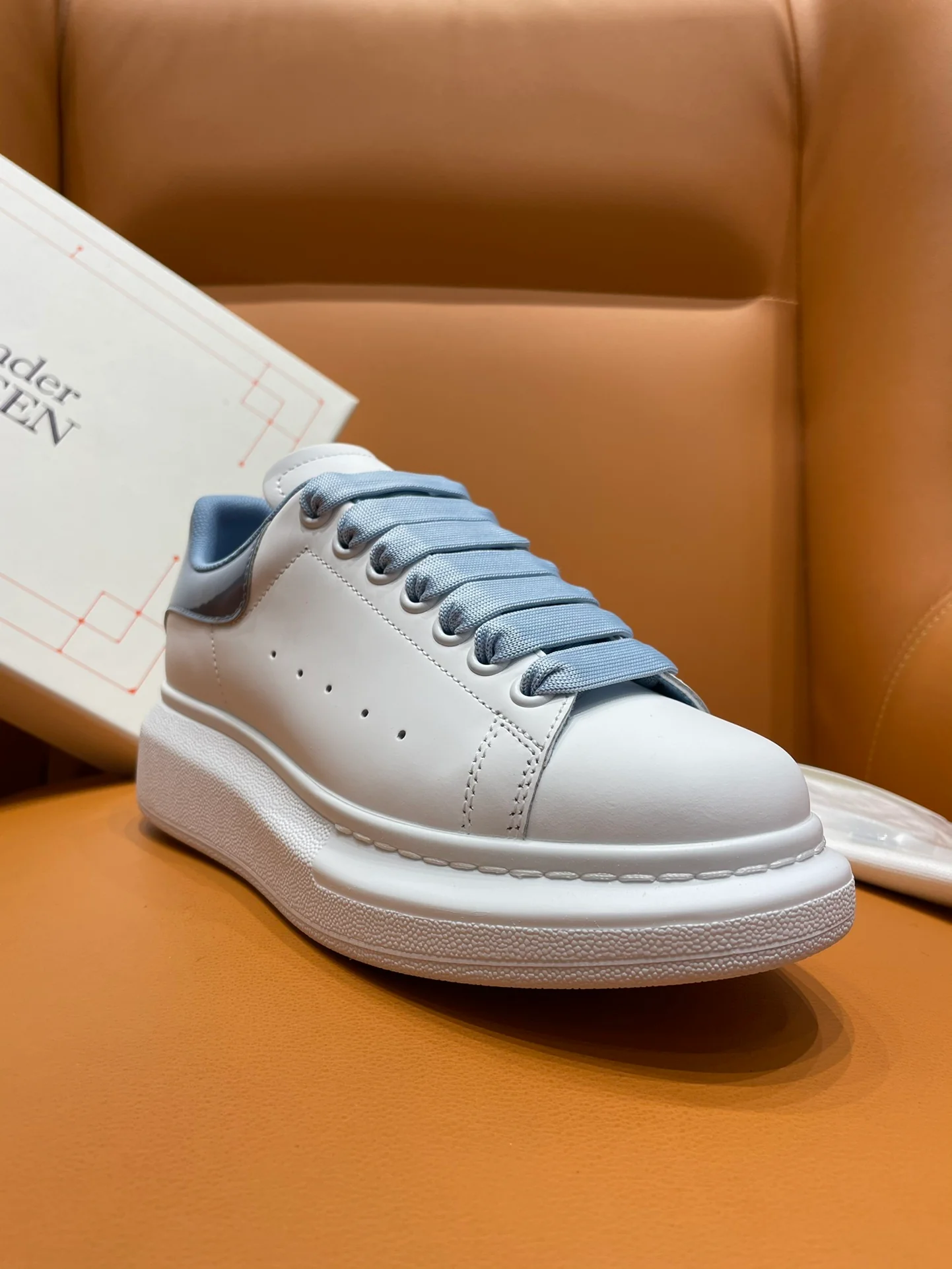 McQueen - Классические белые кроссовки - Синяя задняя часть