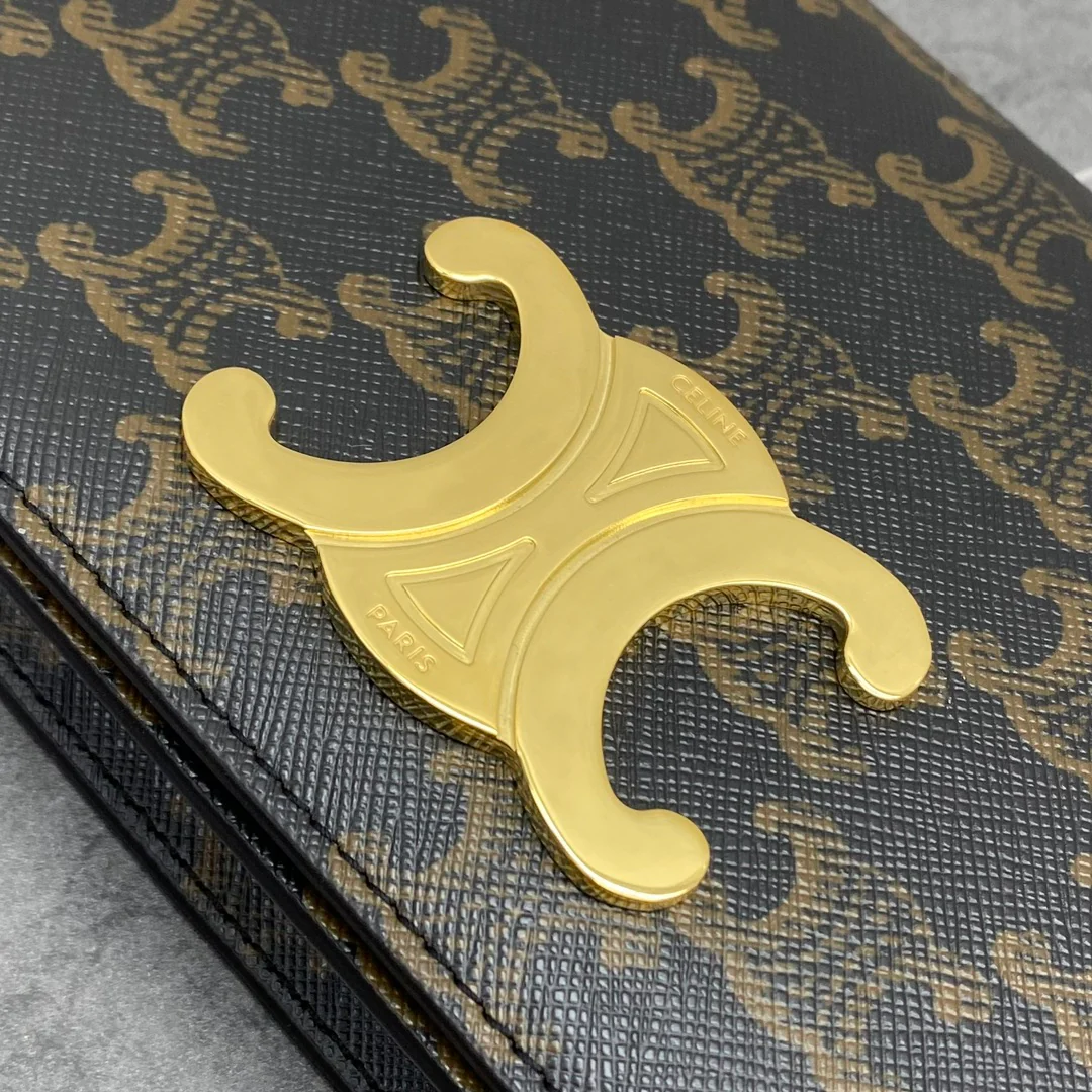 Сумка Celine Triomphe из классического канваса с принтом и клапаном - коричневая с монограммой.