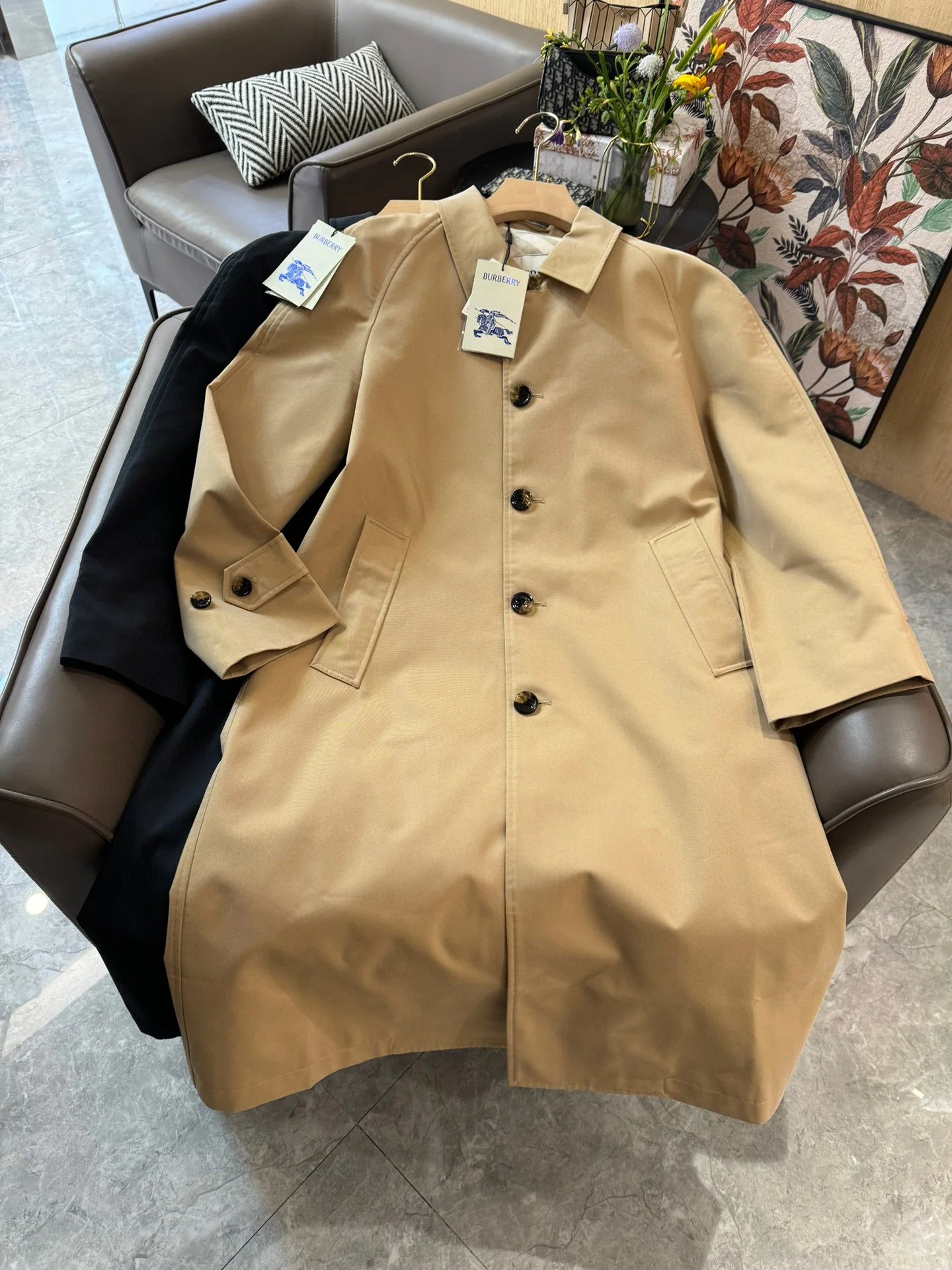 Тренч Burberry 2403-24ss на пуговицах, светло-коричневый.