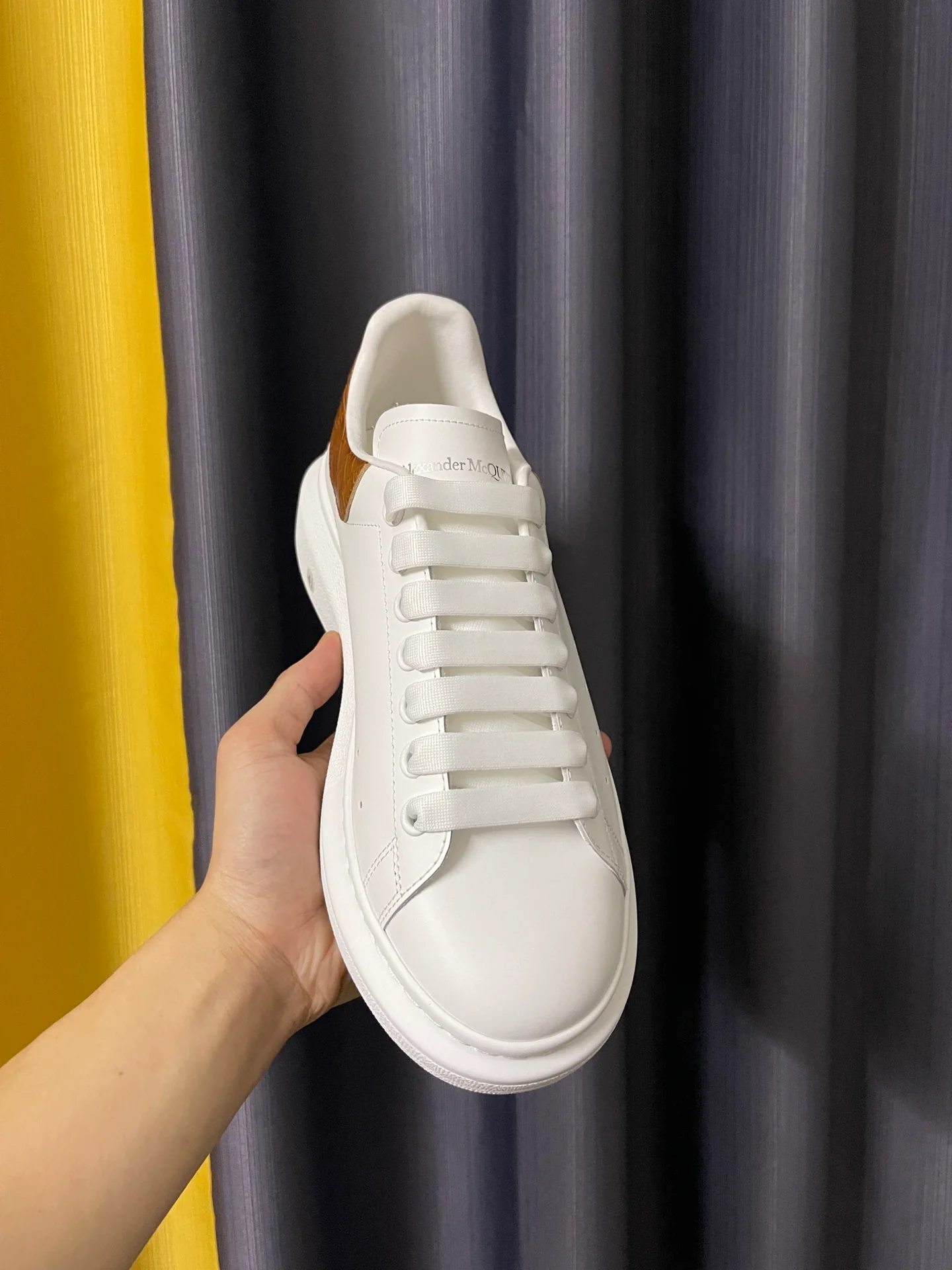 Классические белые кроссовки McQueen - унисекс - карамельный узор под крокодиловую кожу - премиум-издание