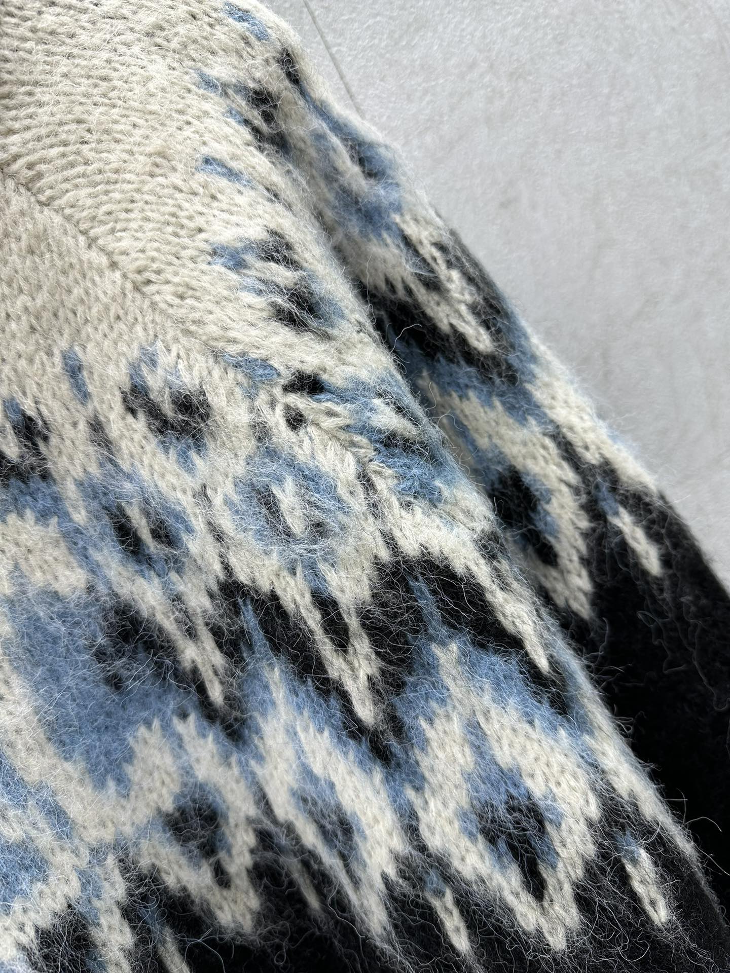 Celine-2403-24 Новинка: Свитер в том же стиле от Тан Янь