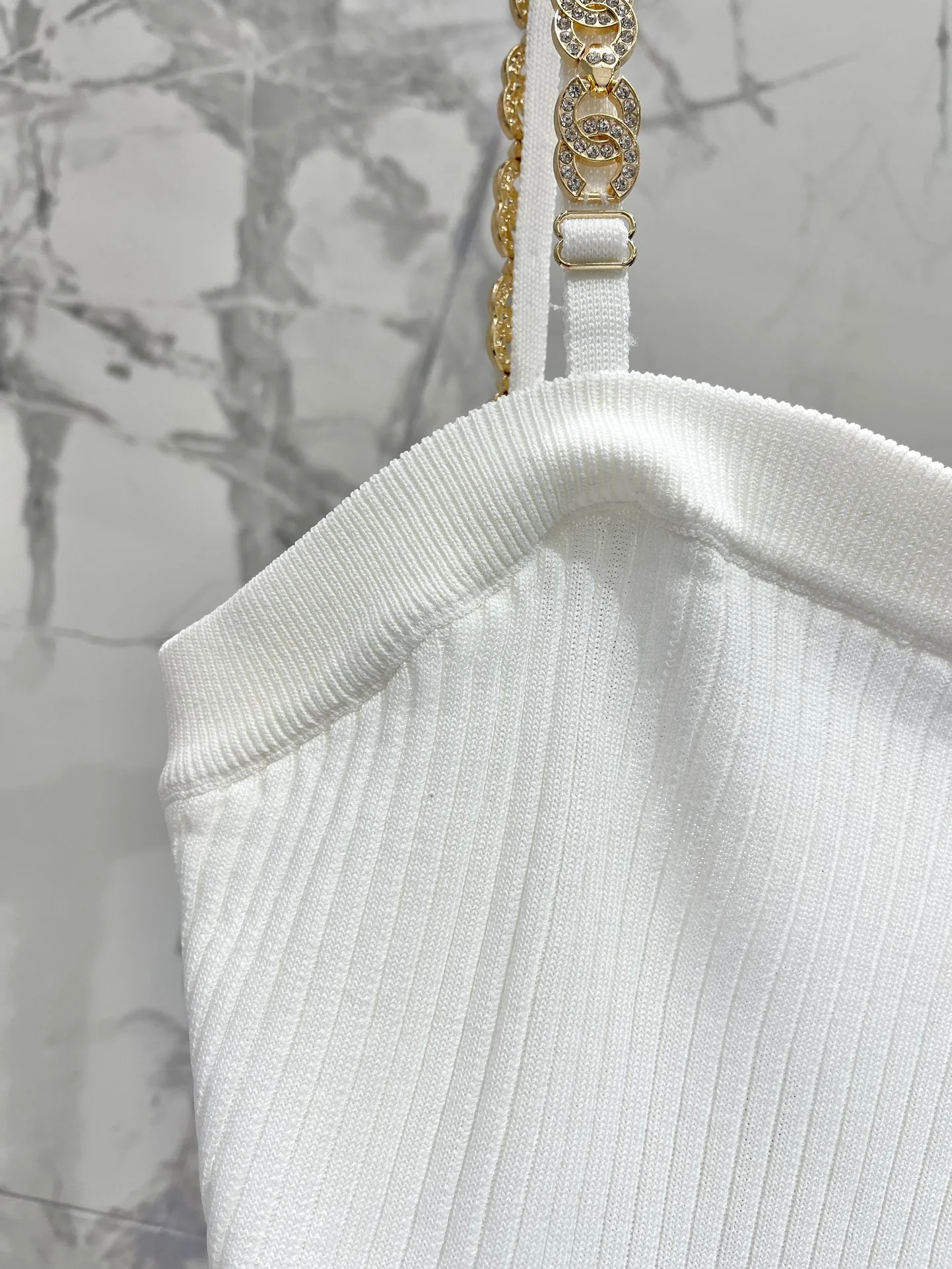 Chanel 2403-24 Летняя новинка: вязаная кофточка ручной работы с цепочкой, стильная и универсальная, белая.