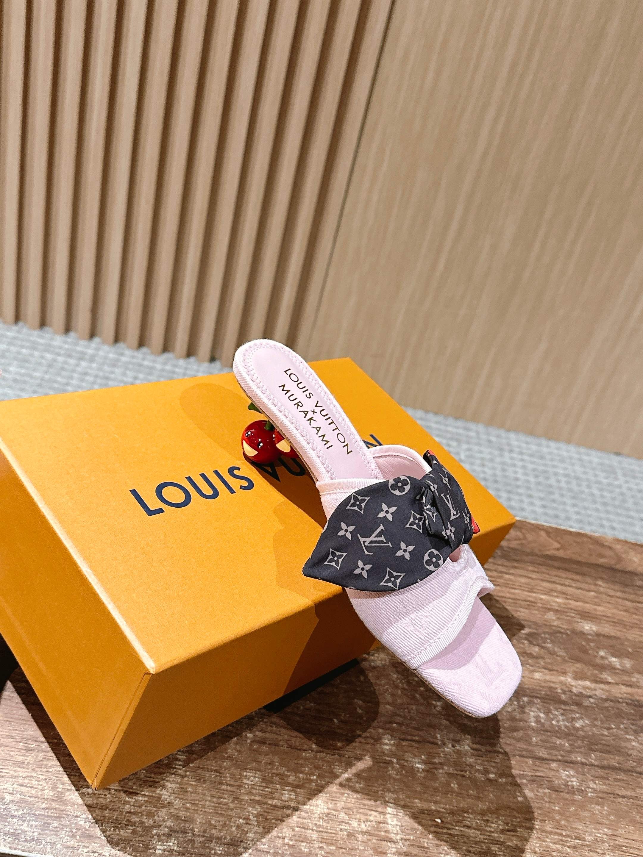 LV - Босоножки на низком каблуке с бантом и вишневым узором - Розовые