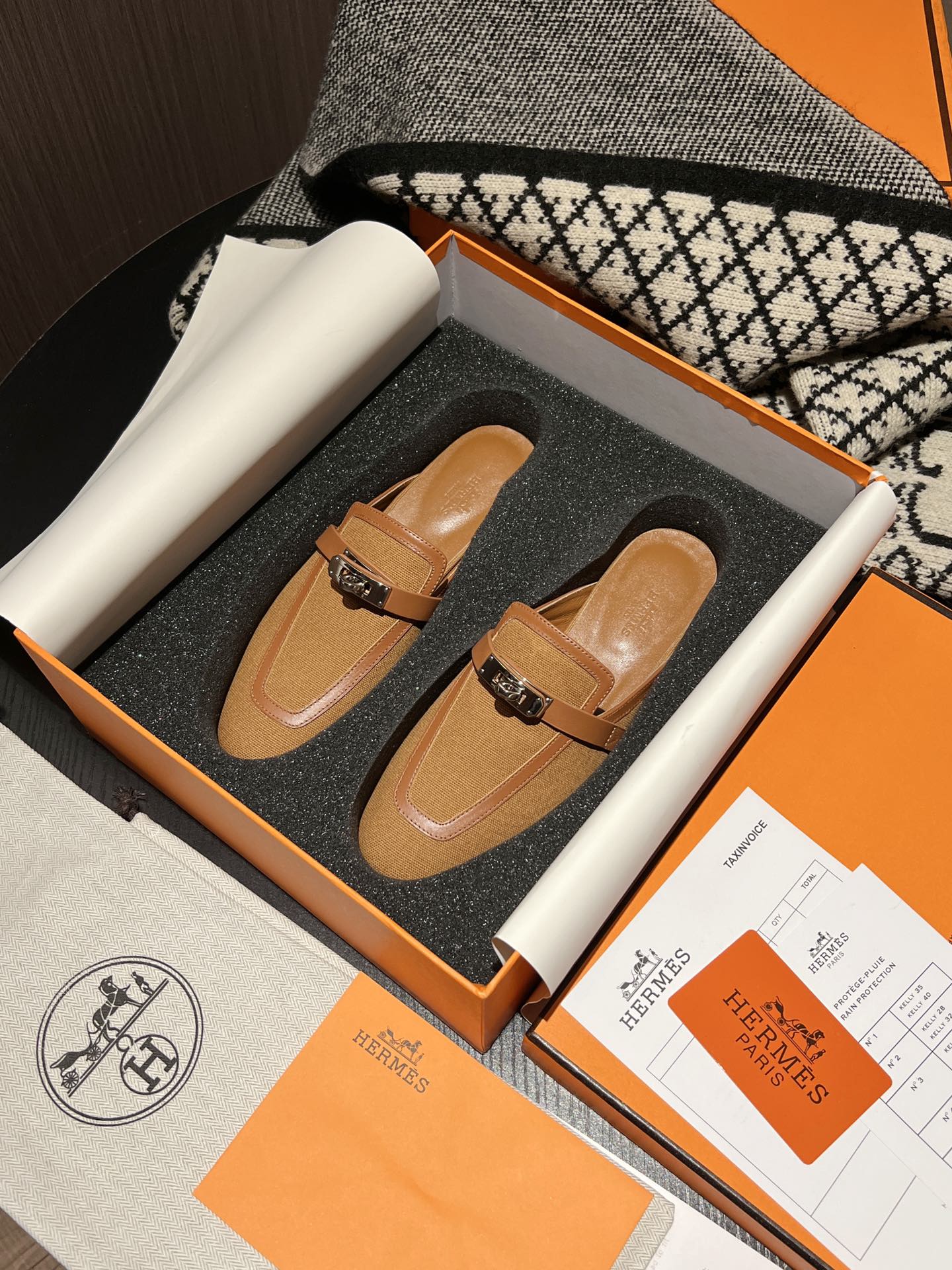 Новинка ранней весны от Hermes - Мини-мюли Kelly без шнурков - Верблюжий цвет