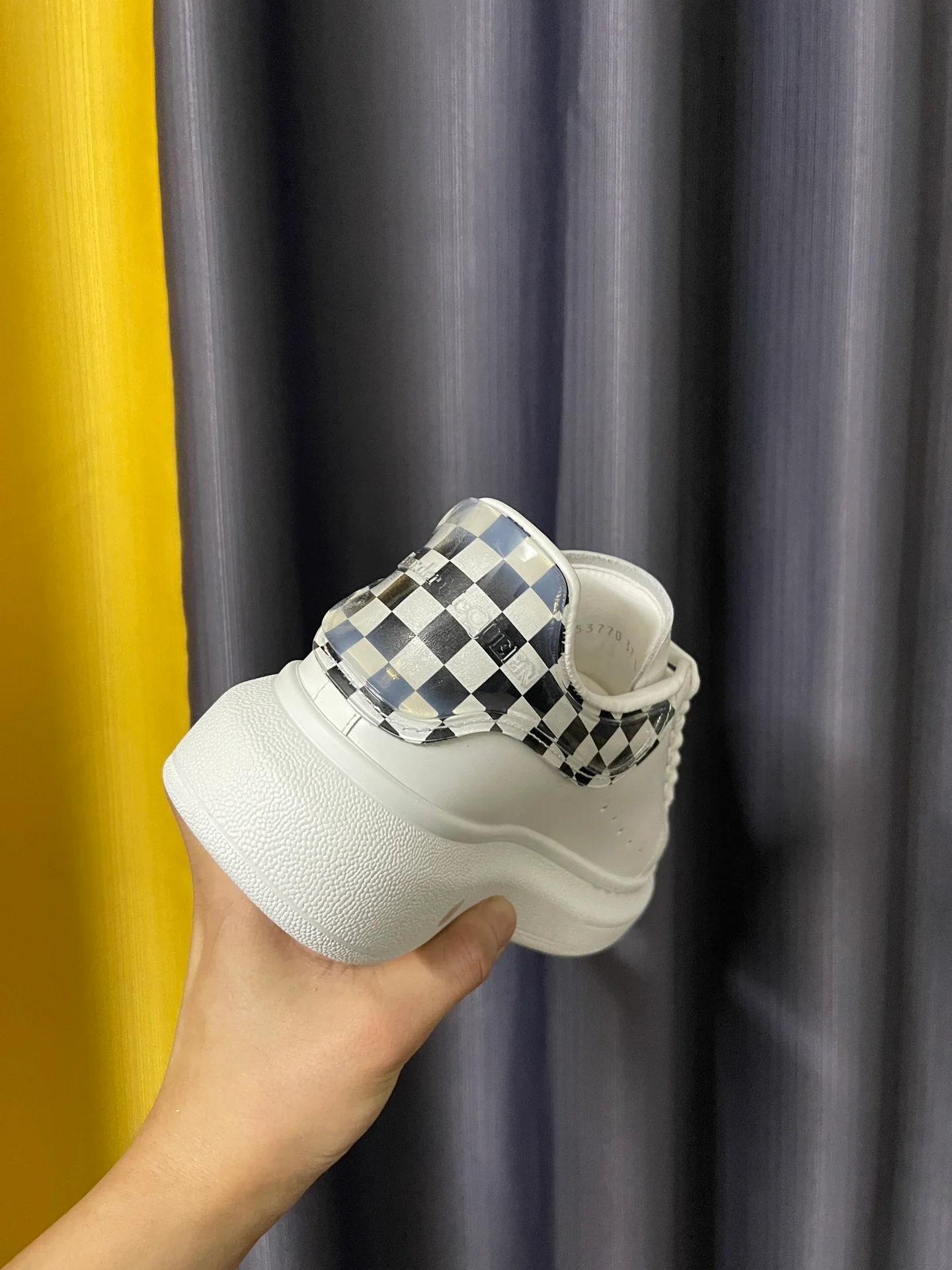 Классические белые кроссовки McQueen - унисекс - черно-белый клетчатый прозрачный каблук из эпоксидной смолы