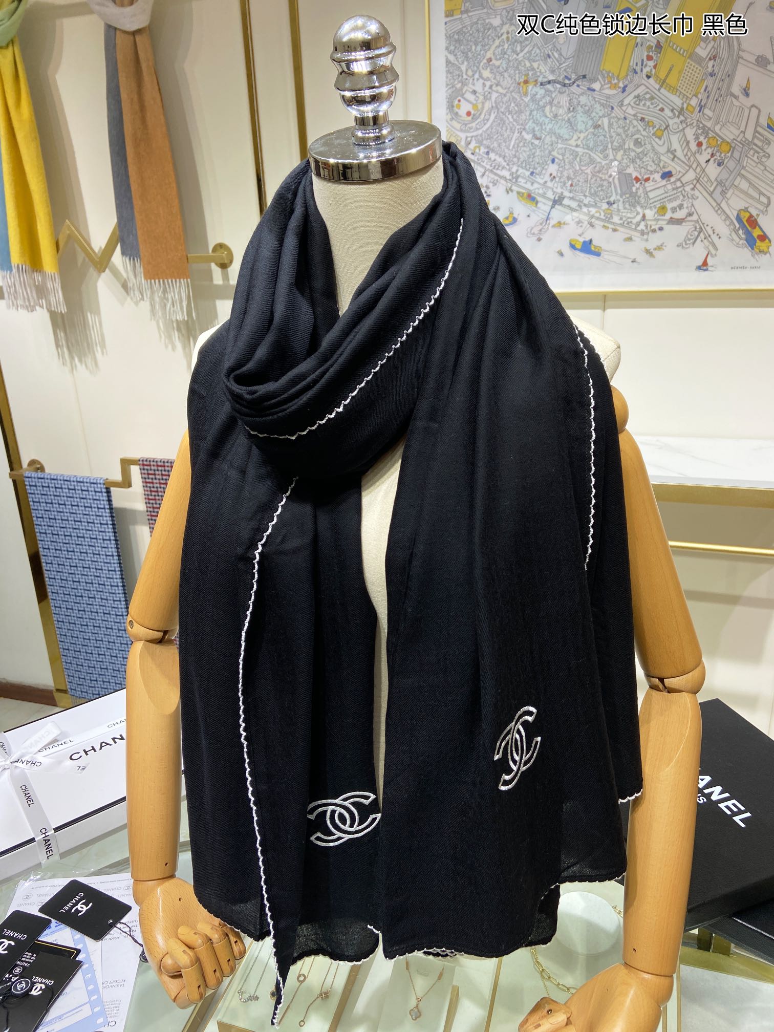 Однотонный кашемировый шарф Chanel с оверлочной отделкой.