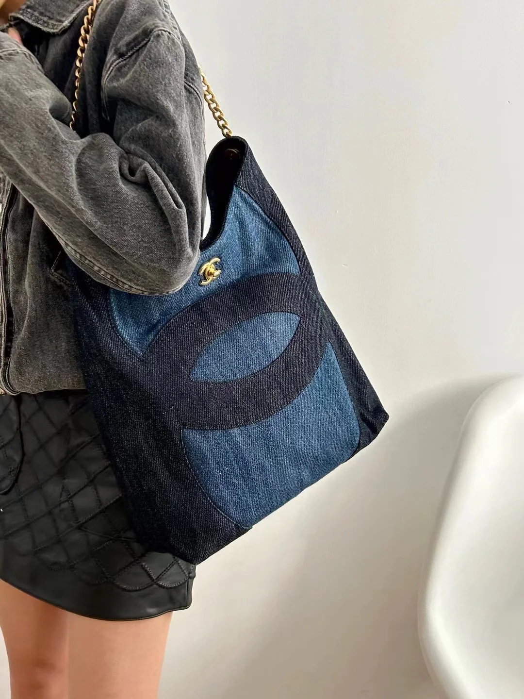 Коллекция Chanel Весна/Лето 2023 - Синяя джинсовая сумка-тоут - Черная отделка на синем основании