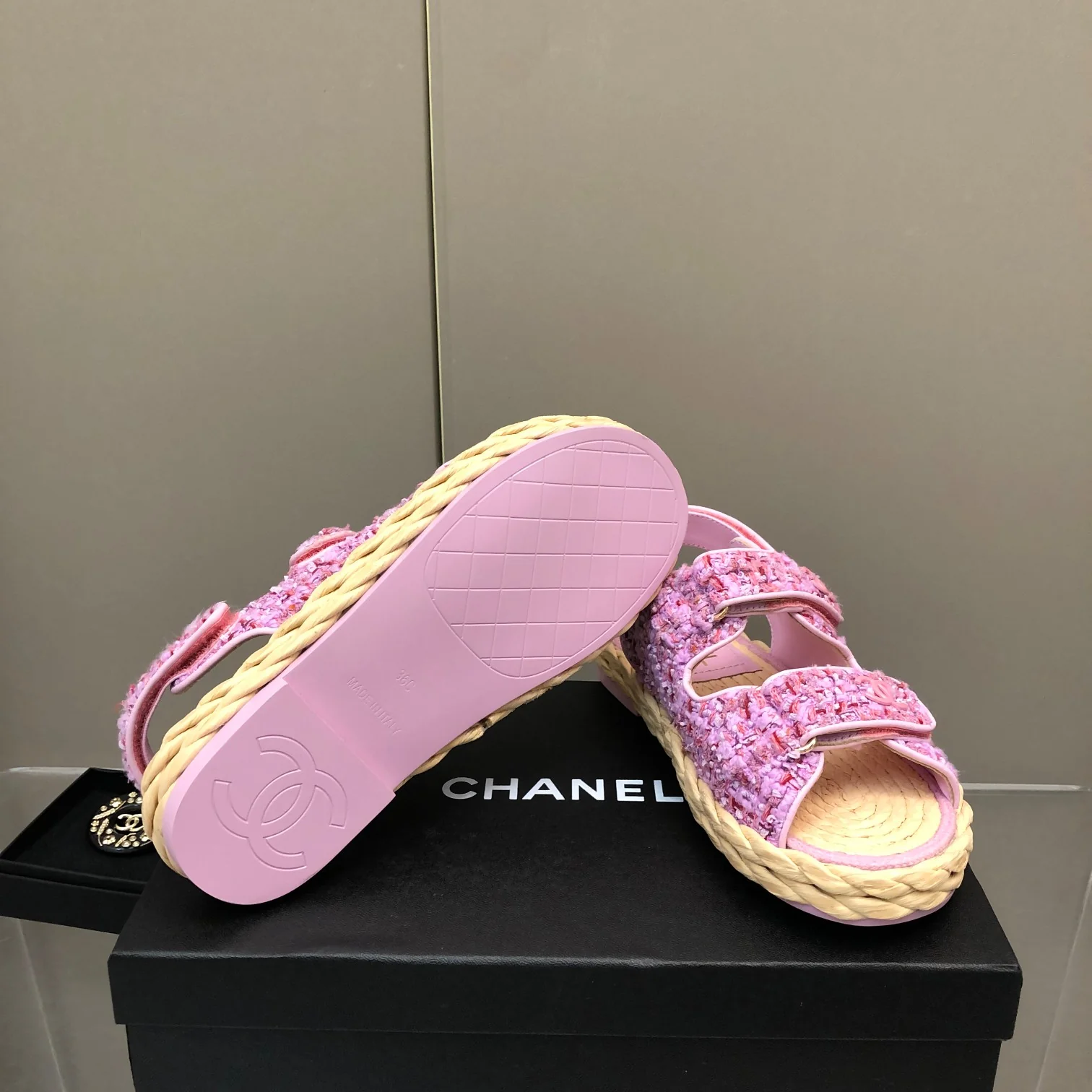 Соломенные сандалии Chanel