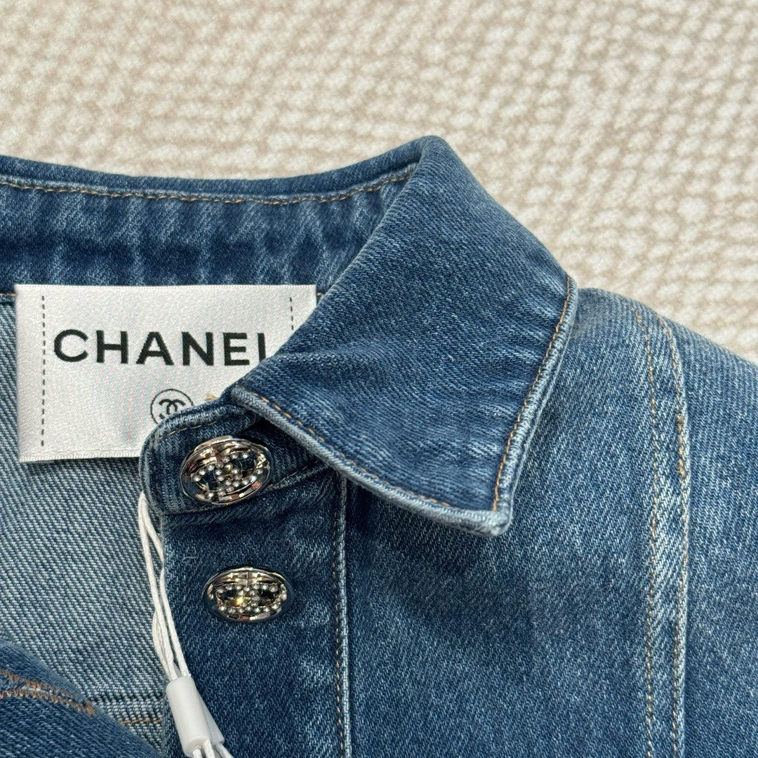 Chanel 2403 - Короткая джинсовая куртка с вышитыми двумя буквами ?С? на карманах.