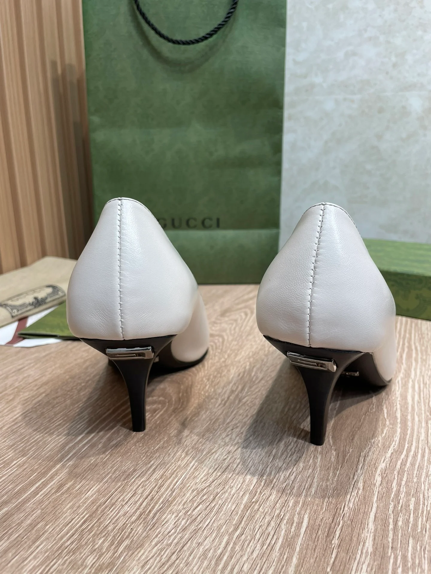 Туфли-лодочки Gucci 22ss с квадратным носком на шпильке - белые