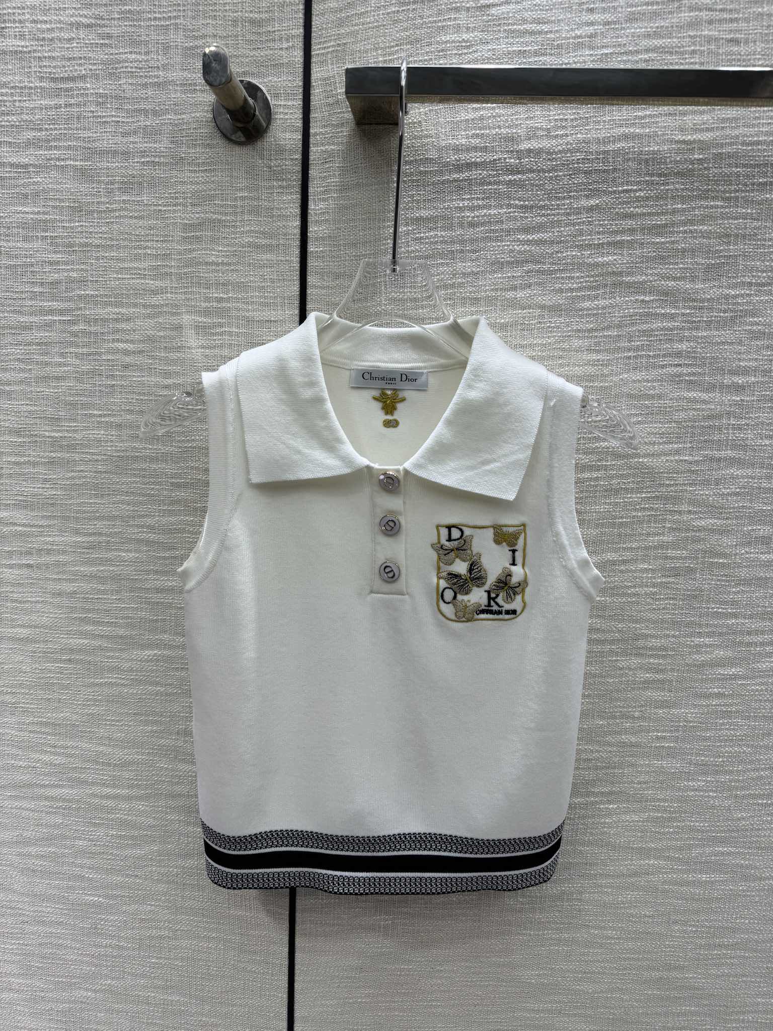 Вязаный жилет Dior 2403 с вышитым воротником-поло в виде бабочки - белый