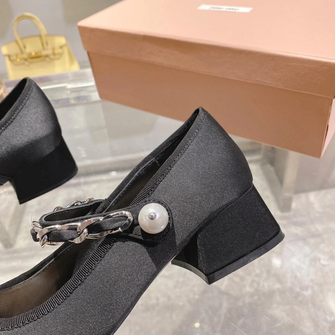 Весенняя коллекция Miu Miu 2023 - Шелковые туфли на низком каблуке с квадратным носком - Черные