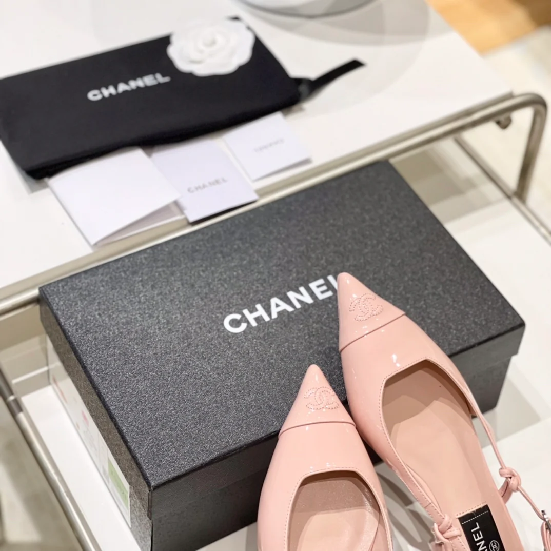 Сандалии Chanel с острым носком