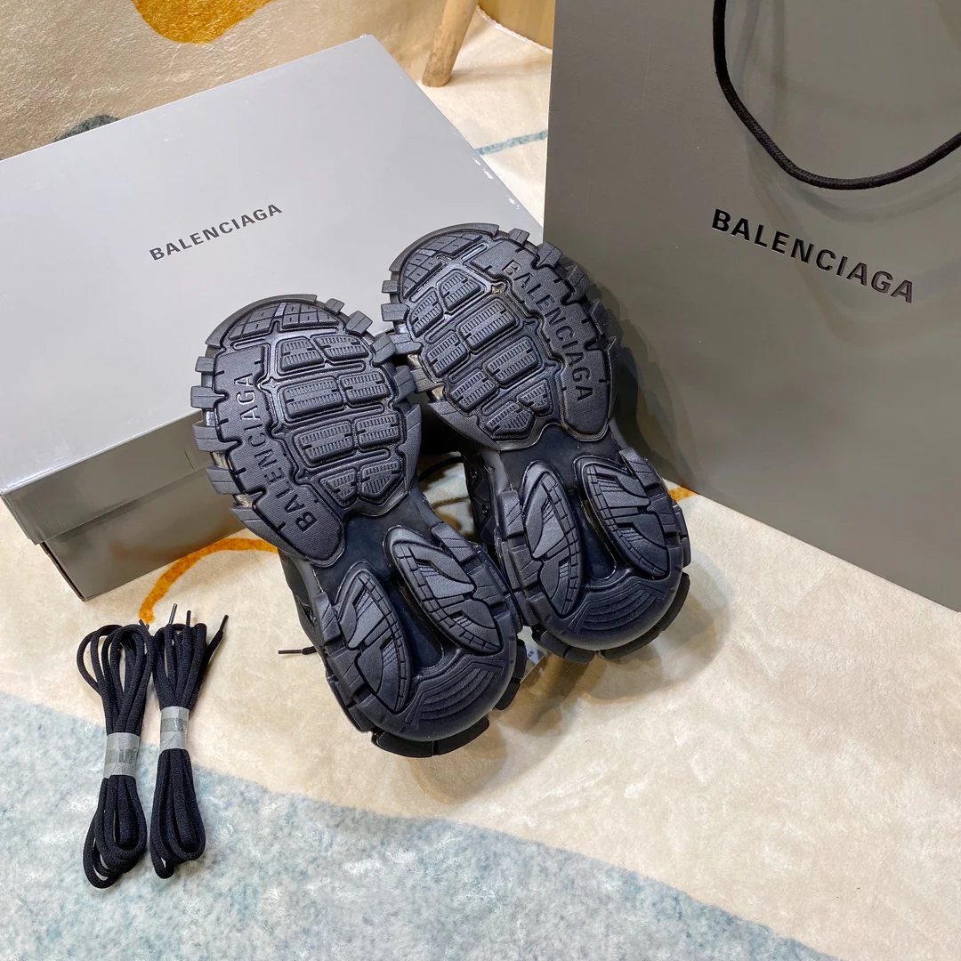 Массивные кроссовки Balenciaga — модель унисекс.