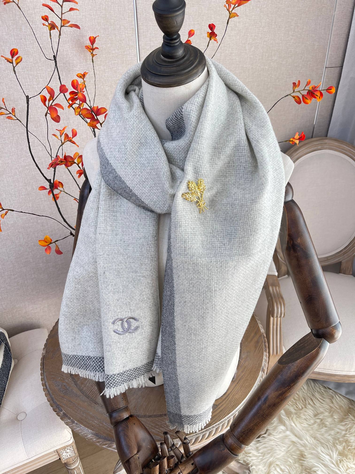 Chanel - Ультратеплый шарф из высококачественного кашемира - В комплекте с брошью в виде колосьев пшеницы - 60 см x 180 см - 1 шт.