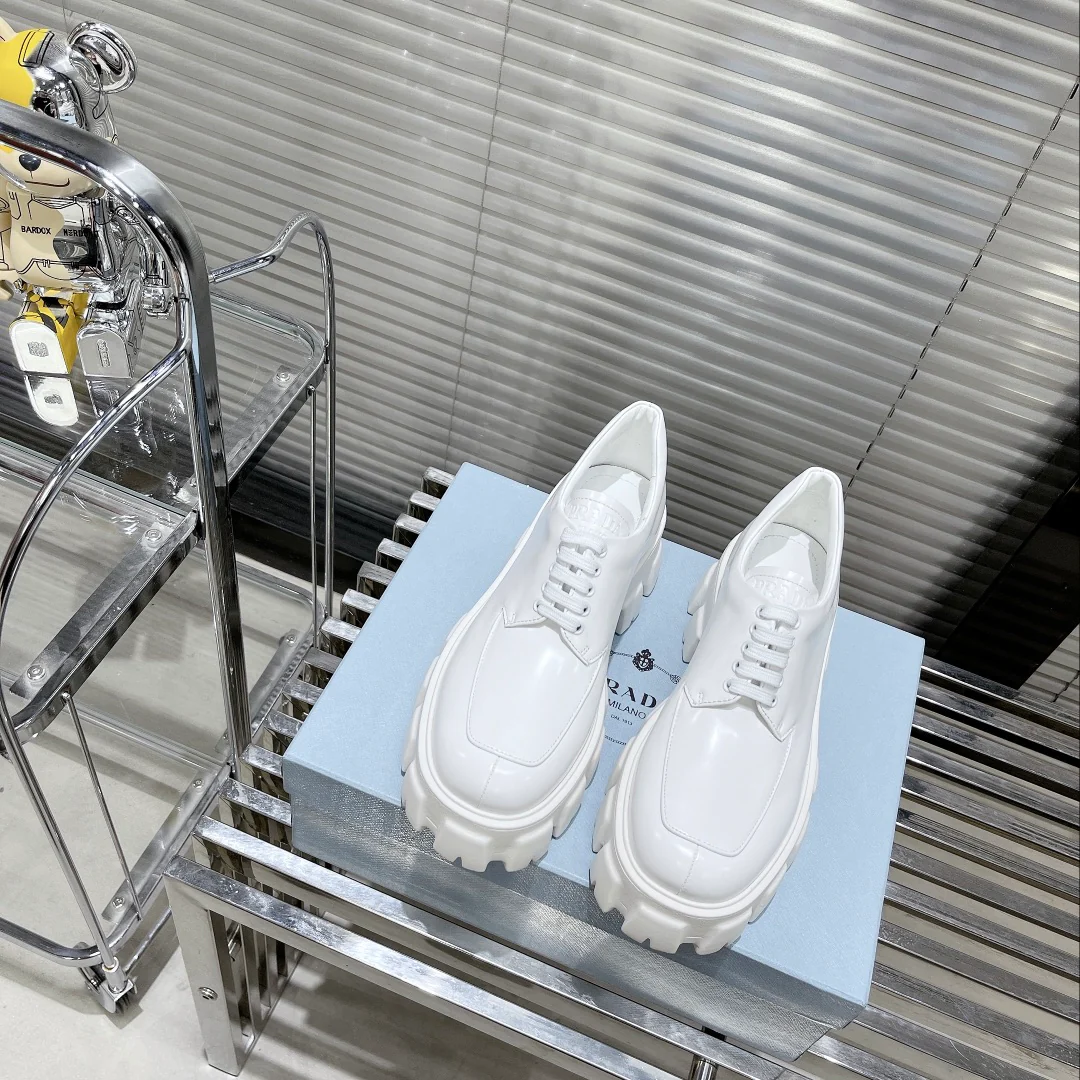 Кожаные туфли Prada на платформе со шнуровкой - 1