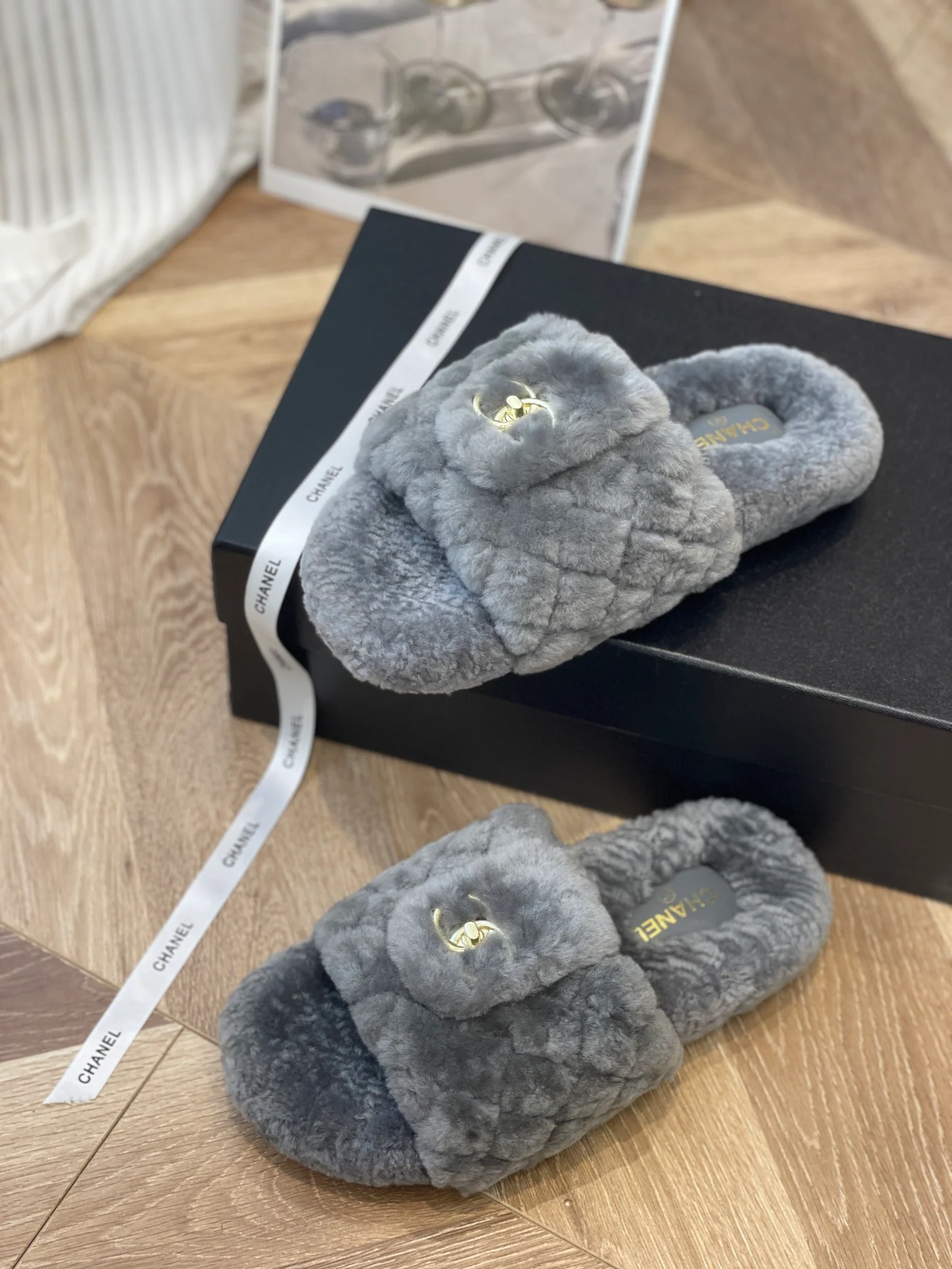 Новинка сезона осень/зима 2022 от Chanel - Тапочки из овечьей шерсти - Серые