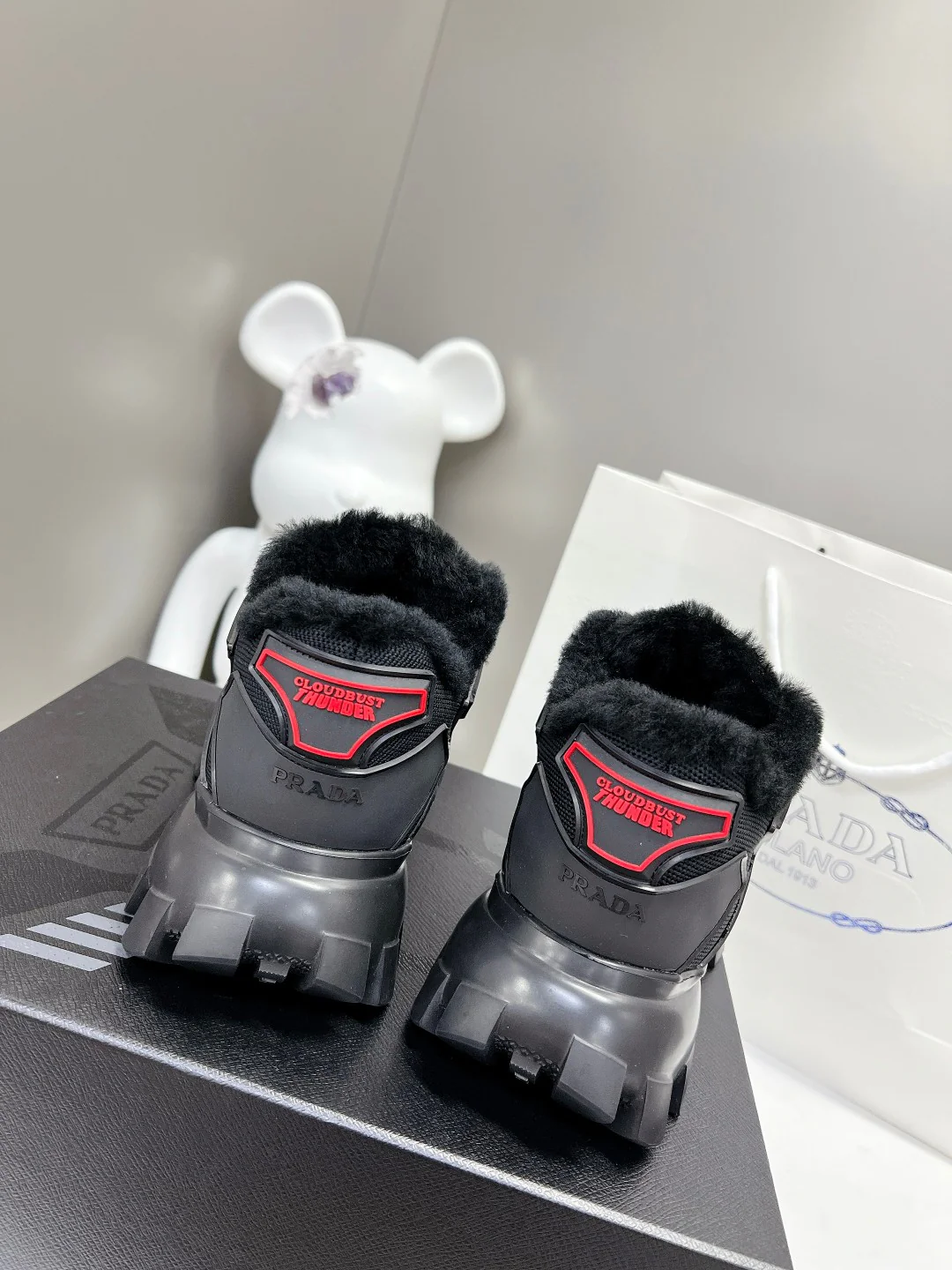 Новинка весны 2022 года от Prada - повседневные туфли на платформе - черные.