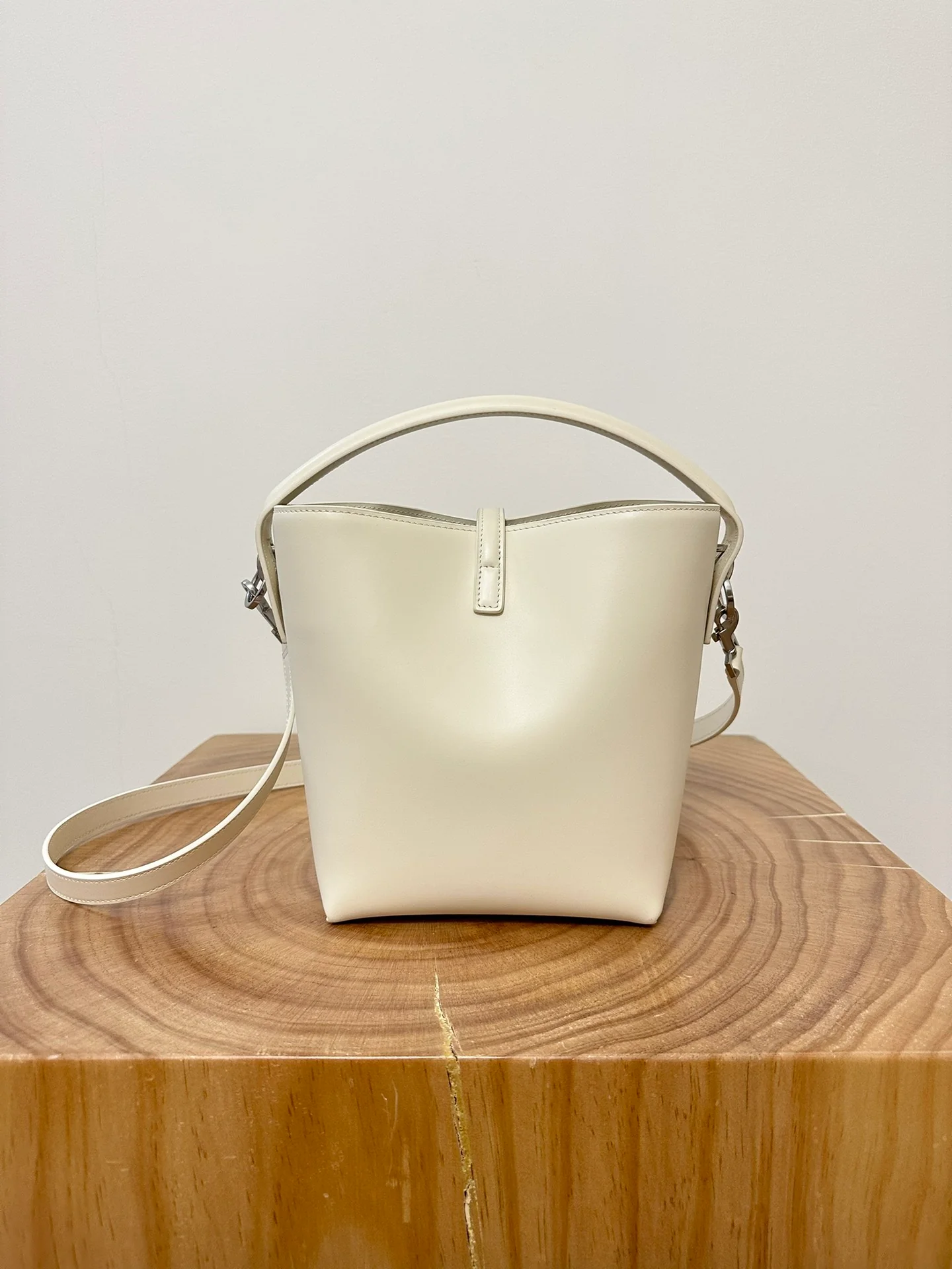 Сумка-ведро YSL Hobo – белая с серебристой фурнитурой – маленькая