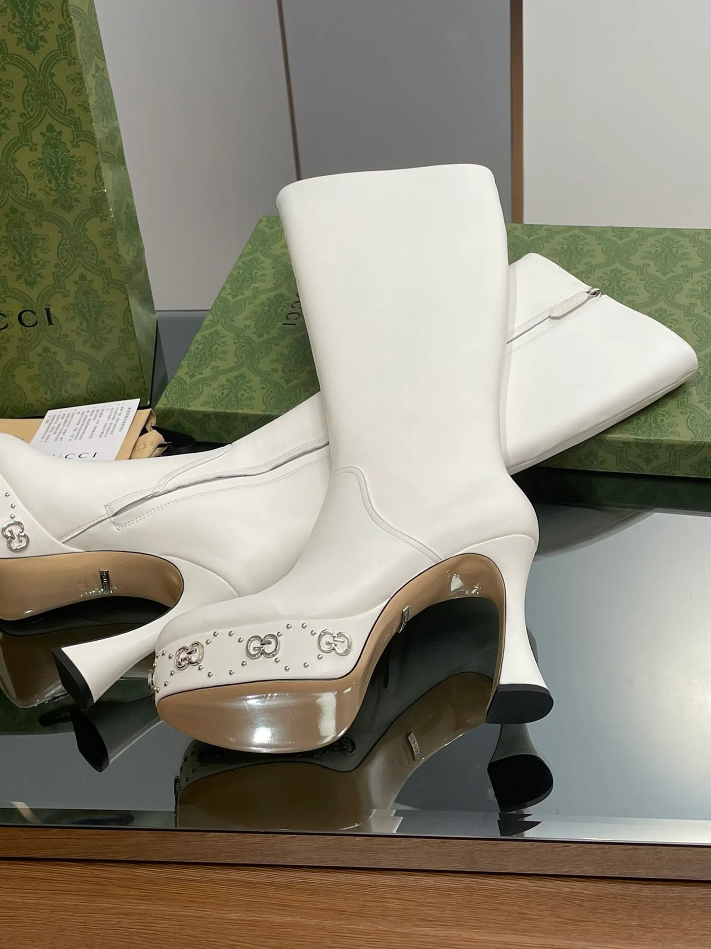 Новинка начала осени 2023 года от Gucci — Ботинки на платформе и высоком каблуке — Белые.