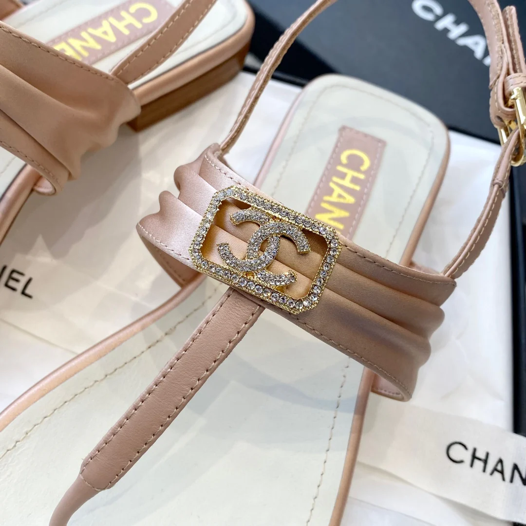 Новинка сезона весна/лето 2023 от Chanel - сандалии с пряжкой C - розовые.