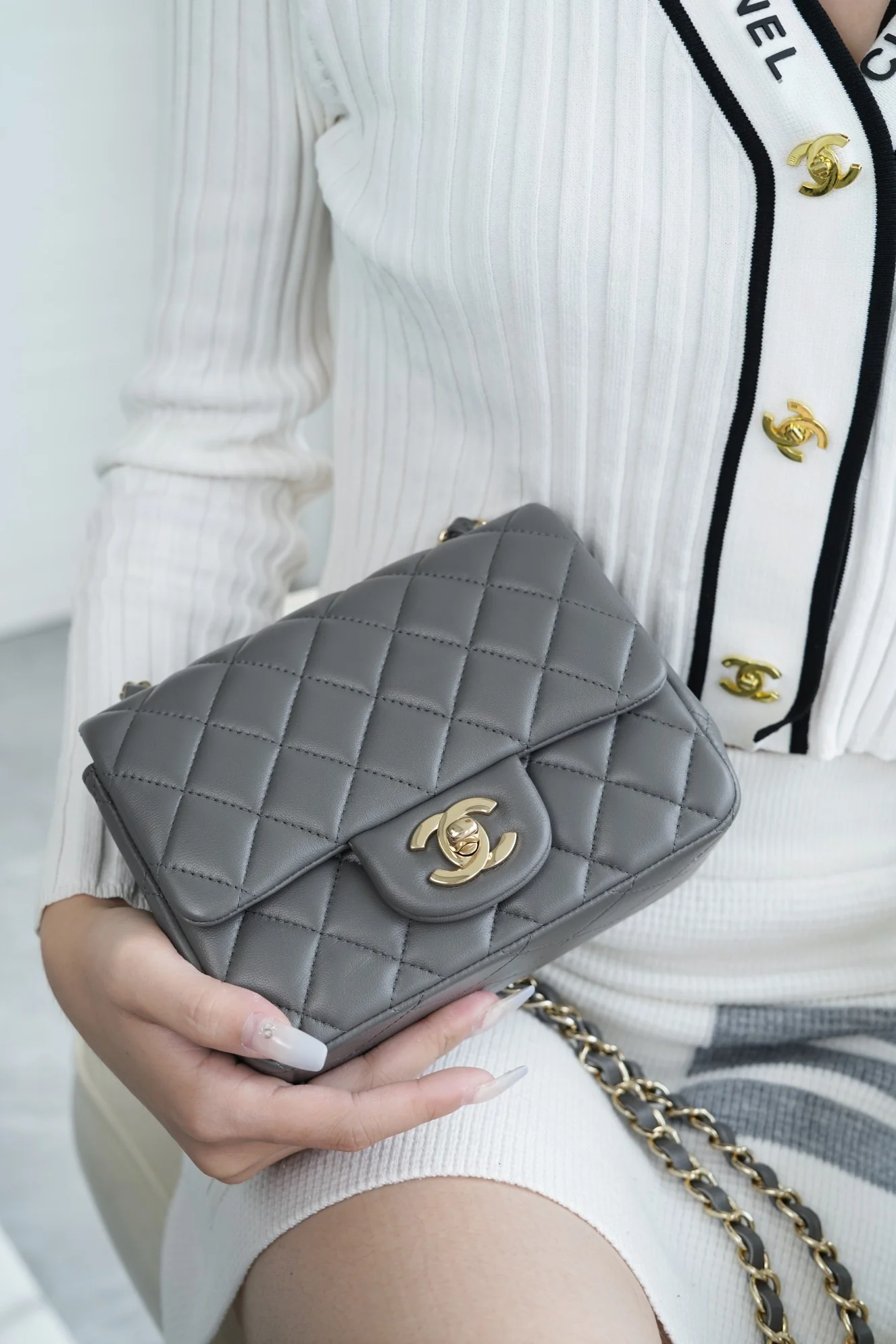 Часы Chanel CF Square Fat Man - 18 см - темно-серые, из овечьей кожи, со светло-золотистой пряжкой.