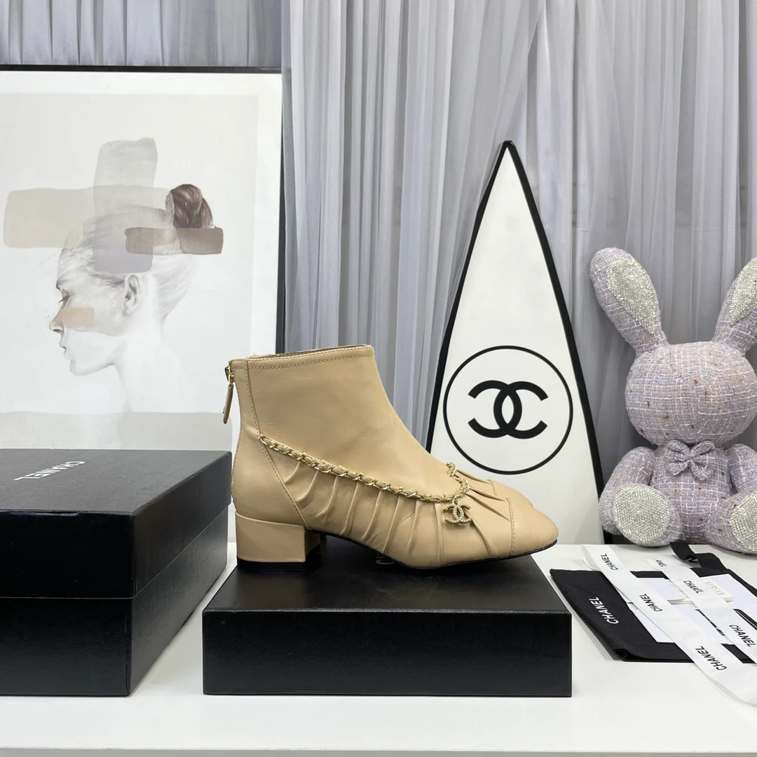 Новинка сезона осень/зима 2022 от Chanel — ботильоны на низком каблуке с цепочкой.